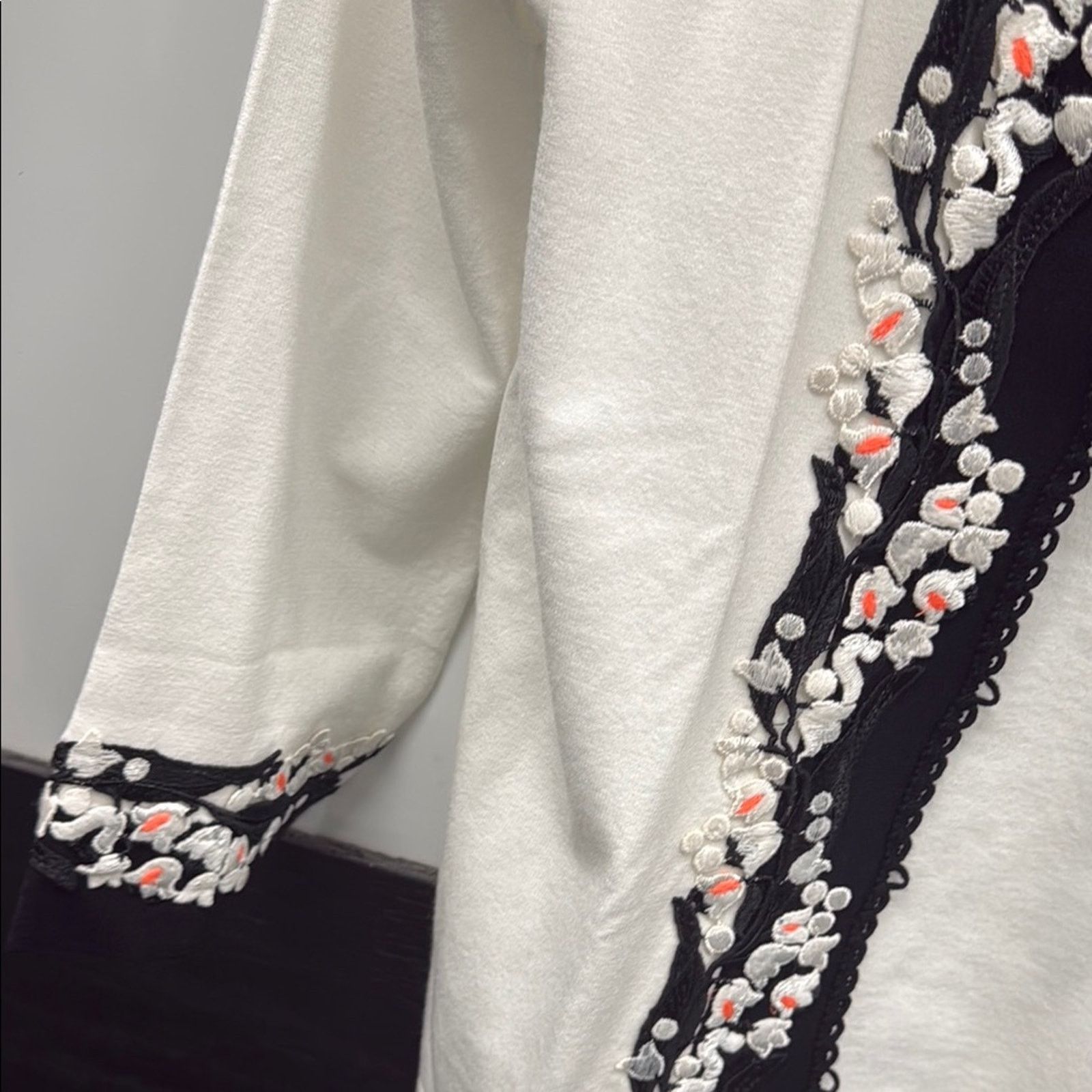 Blumarine NWT Blumarine Embroidered Cardigan Sweater Black Trim Rare M Size M / US 6-8 / IT 42-44 - 7 Thumbnail