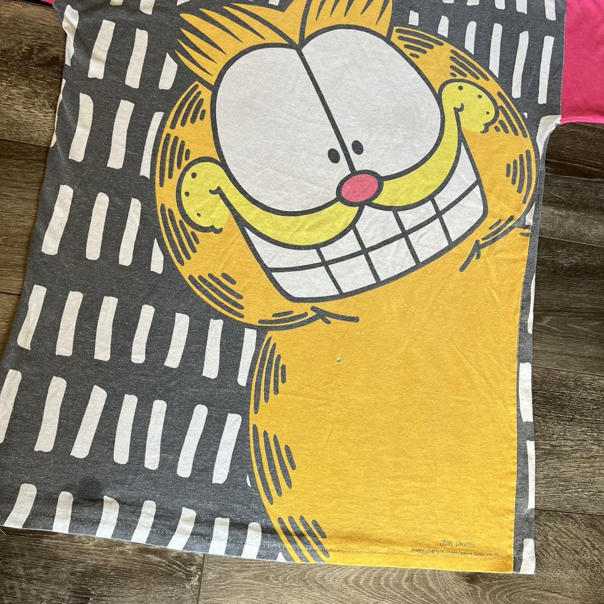 Vintage Vintage 90s Flirts Garfield All Over Print Graphic Logo Tee Size US XL / EU 56 / 4 - 3 Thumbnail