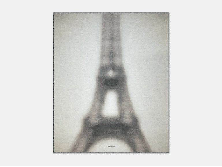 o1w1db10425 42EIF35 Size: OS / Eiffel Tower Blanket
