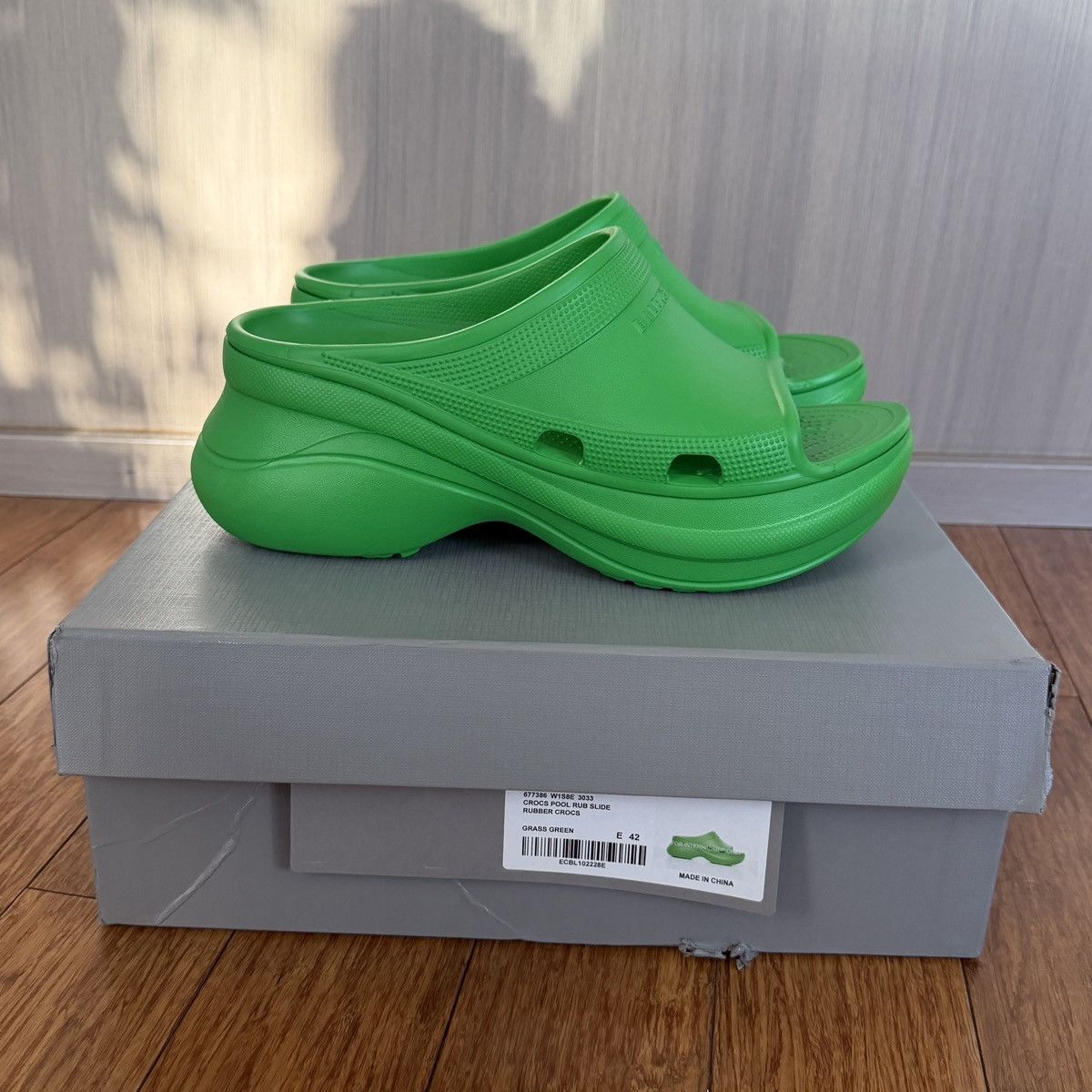 NIB $625 Balenciaga X Crocs Green Pool Slide Sandals Sneaker Designer 42/9 Balenciaga x Crocs Pool Slide Sandals, Size IT 42/ US9, NWT main image 2