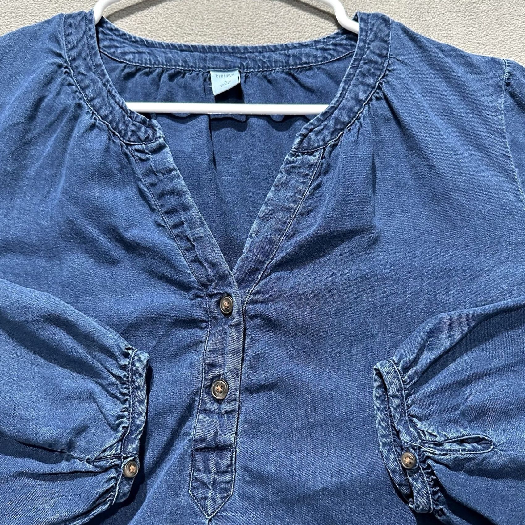 Old Navy Old Navy Blouse Shirt Women Small Blue Denim Chambray Boho V-Neck Quarter Button Size S / US 4 / IT 40 - 3 Thumbnail