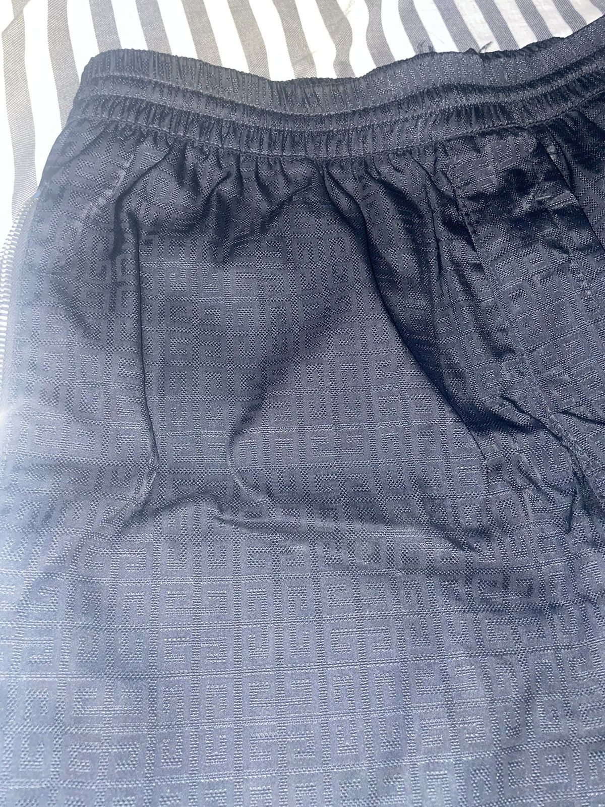 Givenchy Givenchy 4g nylon shorts Size US 32 / EU 48 - 1 Thumbnail