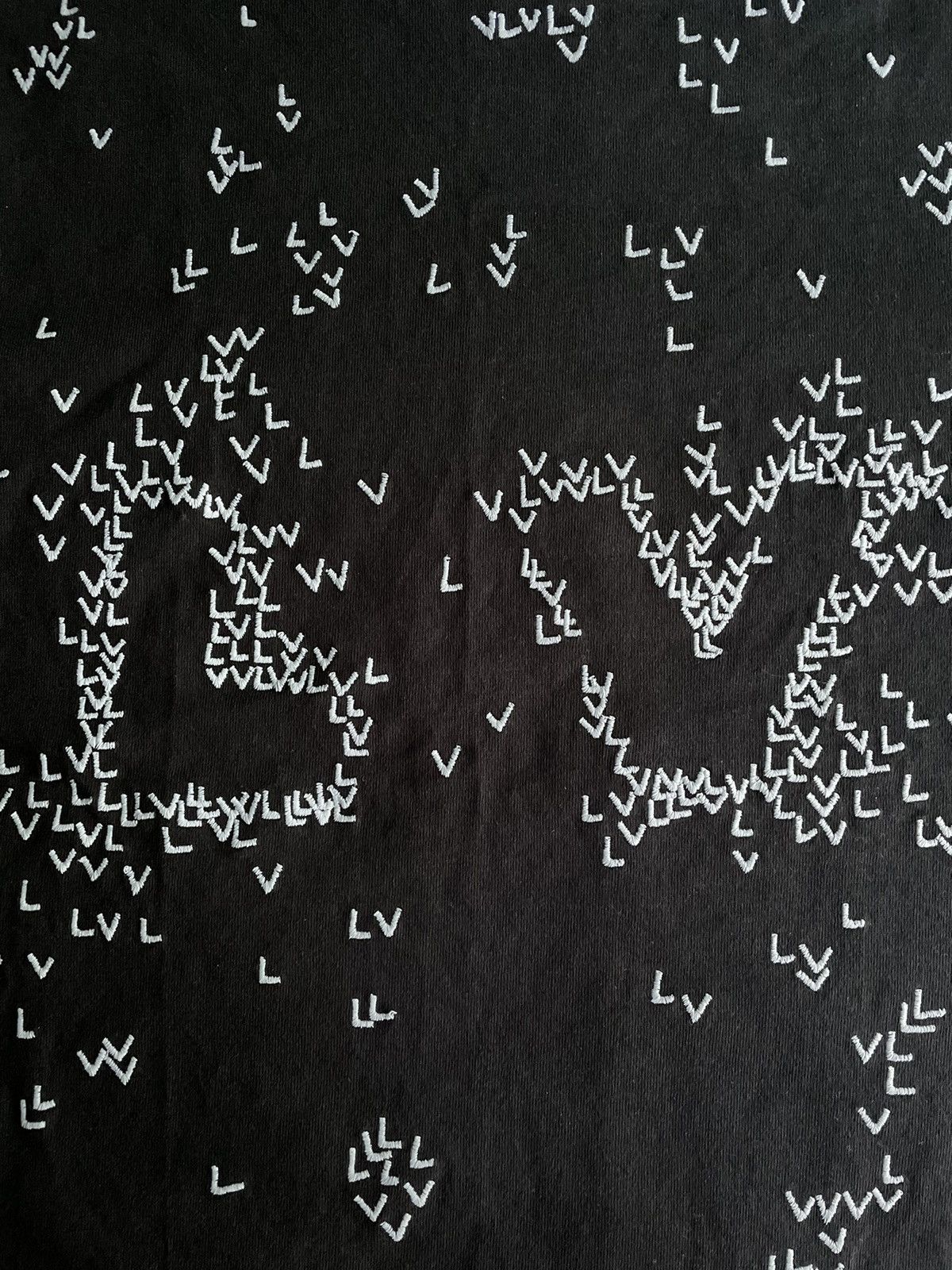 Louis Vuitton Louis Vuitton Spread Embroidered Logo T Shirt Size US S / EU 44-46 / 1 - 2 Thumbnail