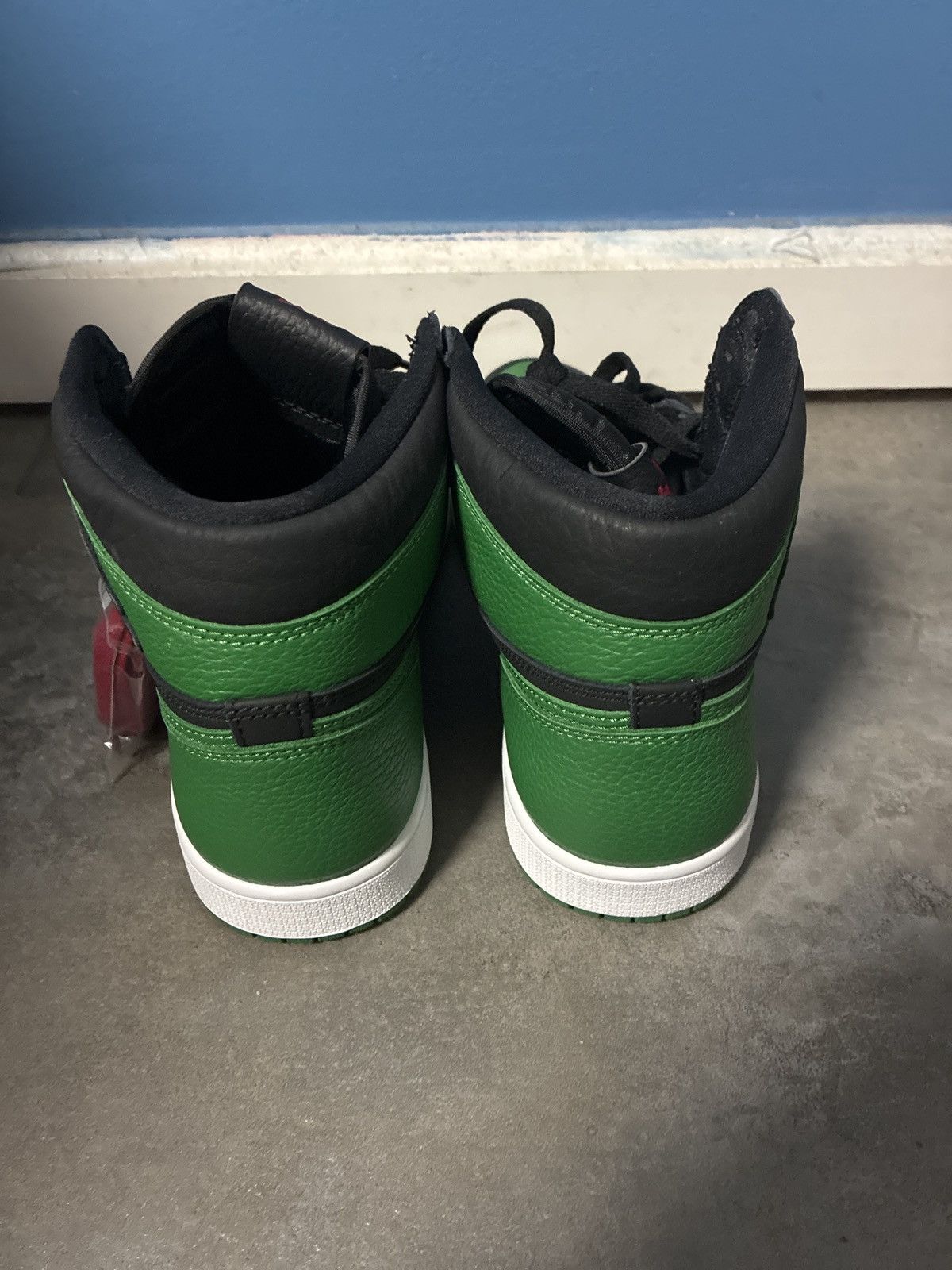 Jordan Brand Jordan 1 Pine Green Retro High Size US 9 / EU 42 - 4 Thumbnail