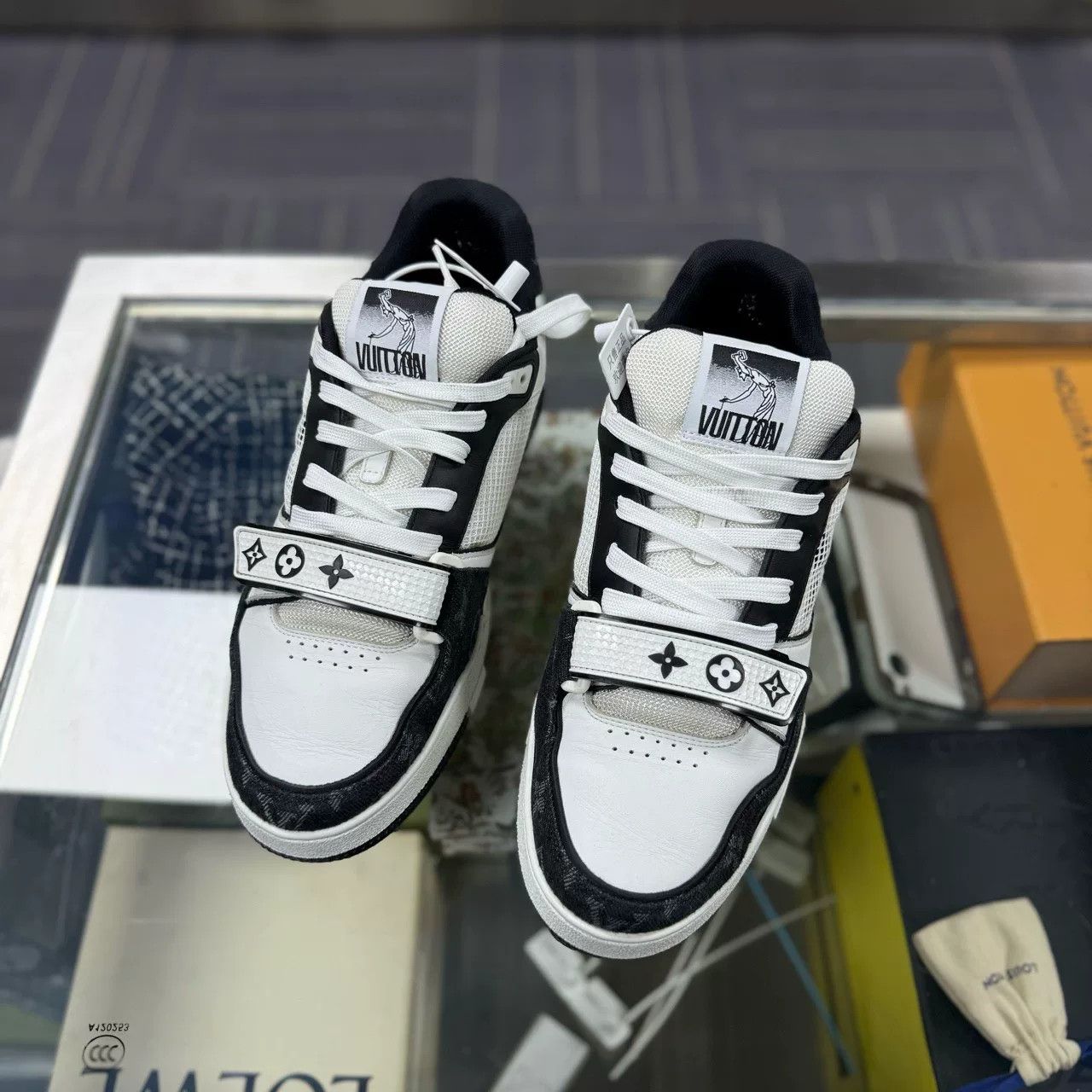 Louis Vuitton louis vuitton lv trainer black and white Size US 8 / EU 41 - 1 Thumbnail