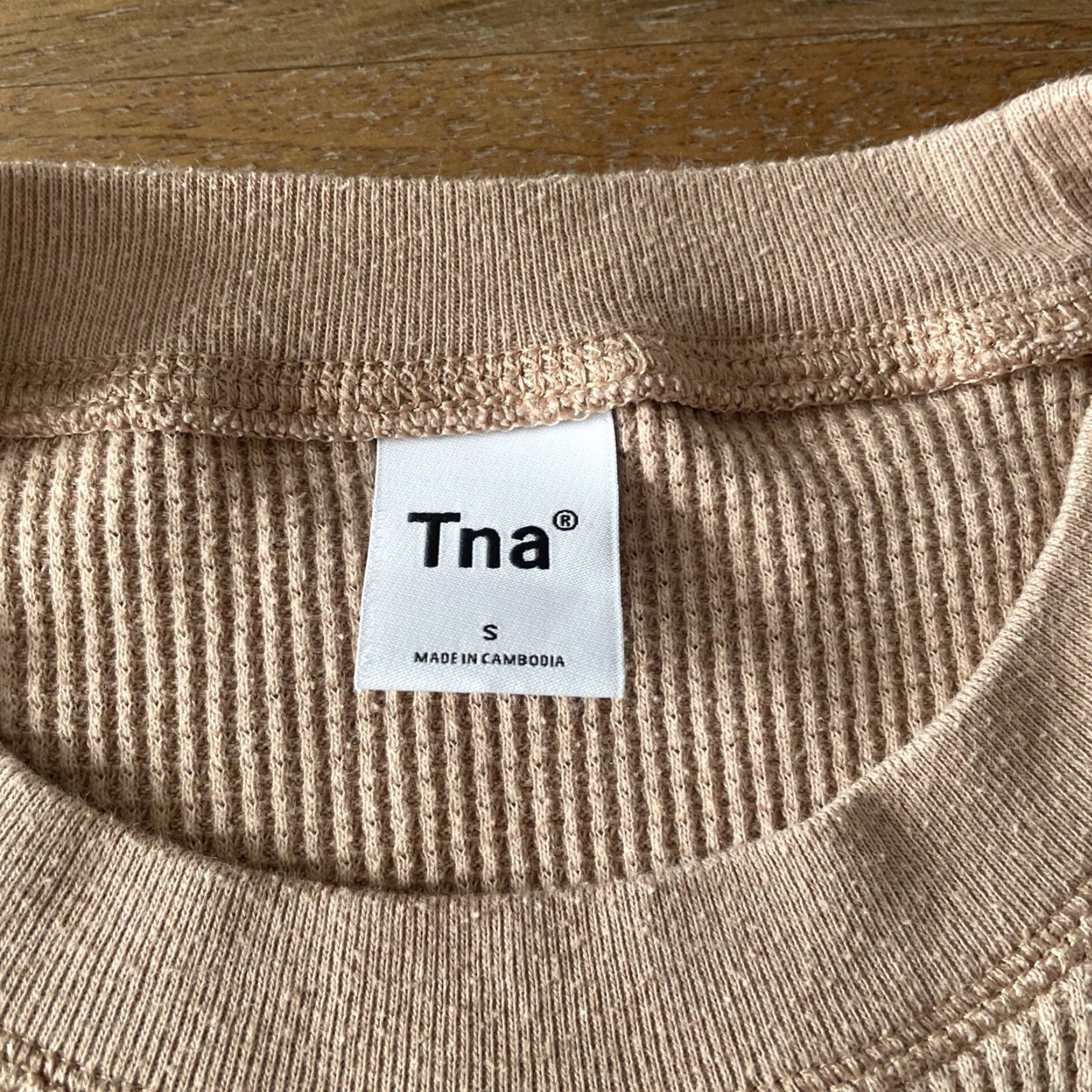 TNA Aritzia TNA Waffle Knit Top Shirt Women Small Beige/Clay Gauzy Short Sleeve Crew Neck Pullover Knit Casual Shirt Size S / US 4 / IT 40 - 3 Thumbnail