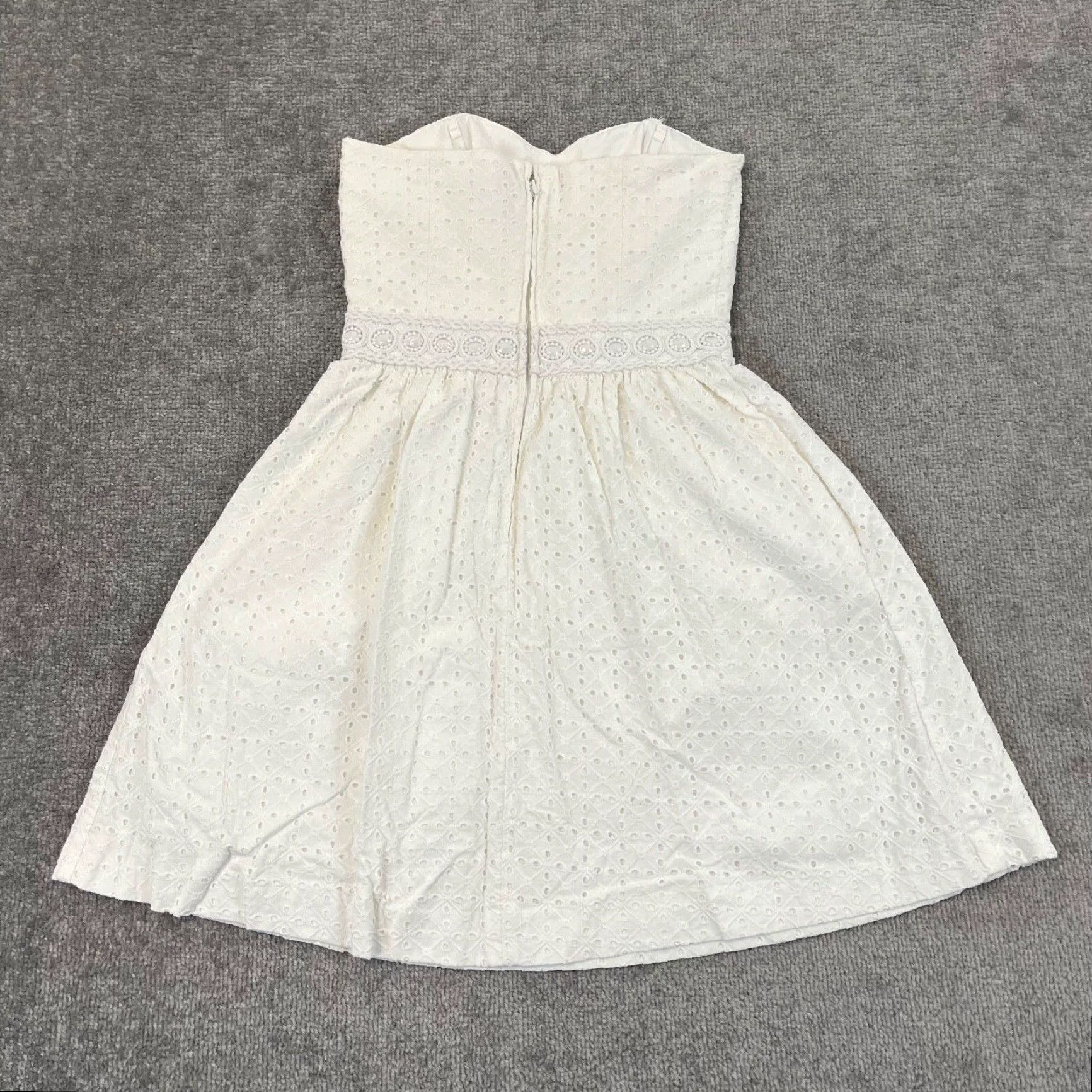 Lilly Pulitzer Lilly Pulitzer Dress Womens Size 00 White Eyelet Marta Resort Diamond Knit Prep Size XXS / US 00 / IT 34 - 2 Thumbnail