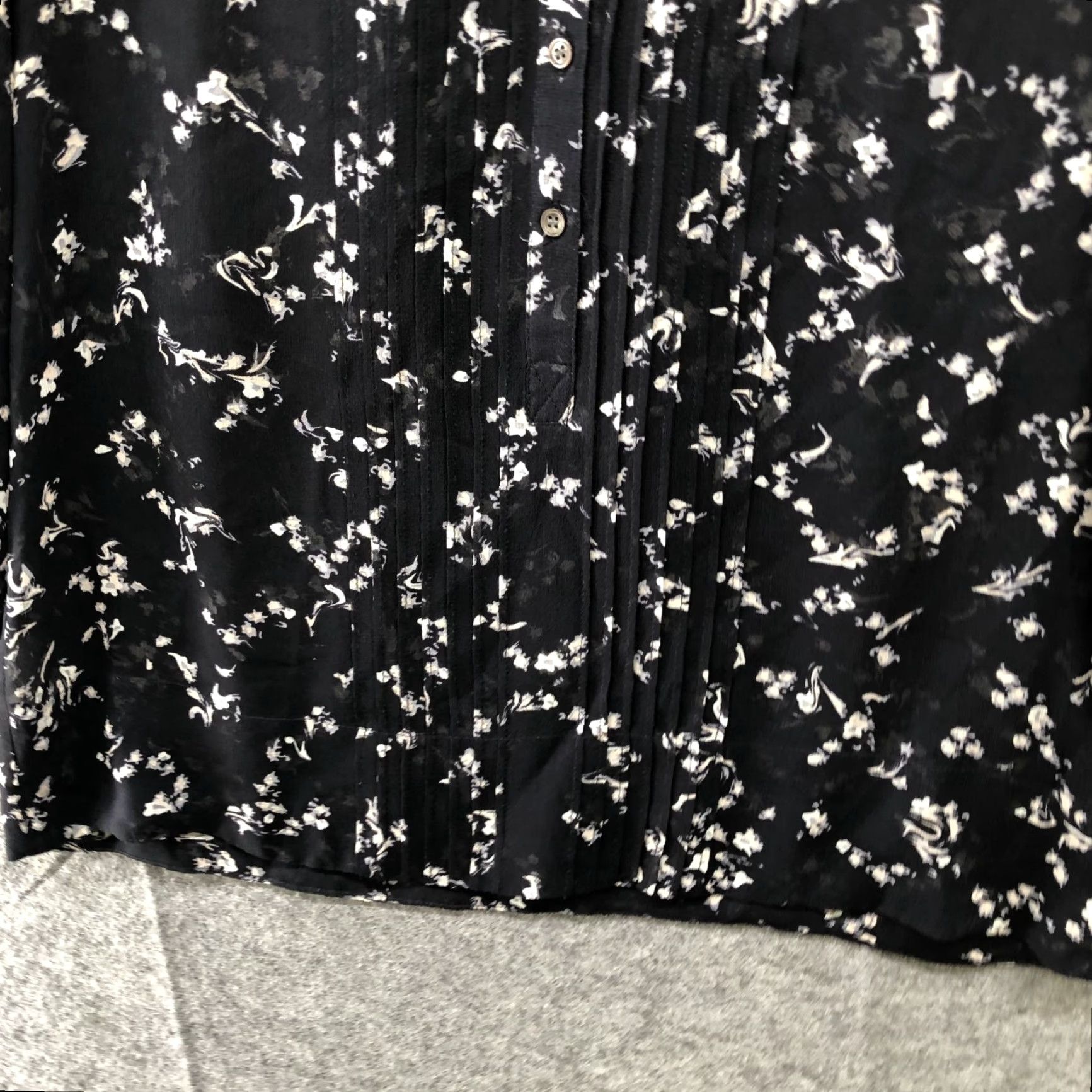 Club Monaco Club Monaco Women's XS Black Floral 100% Silk Popover Top 3/4 Sleeve Pintuck Blouse Size XS / US 0-2 / IT 36-38 - 4 Thumbnail