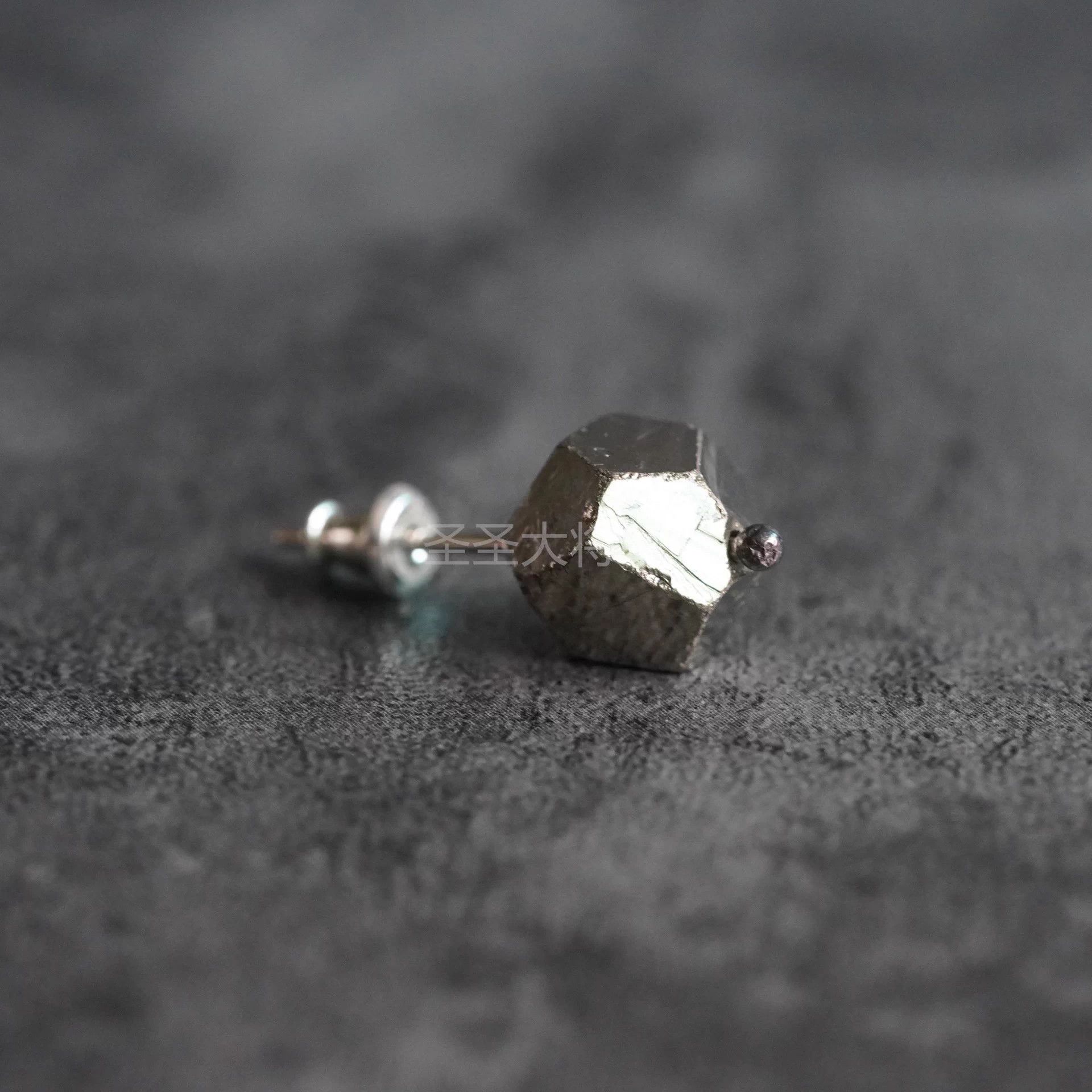 DETAJ Detaj Aged Yellow Ironstone Studs-Je Suis Comme Je Suis Size ONE SIZE - 3 Thumbnail