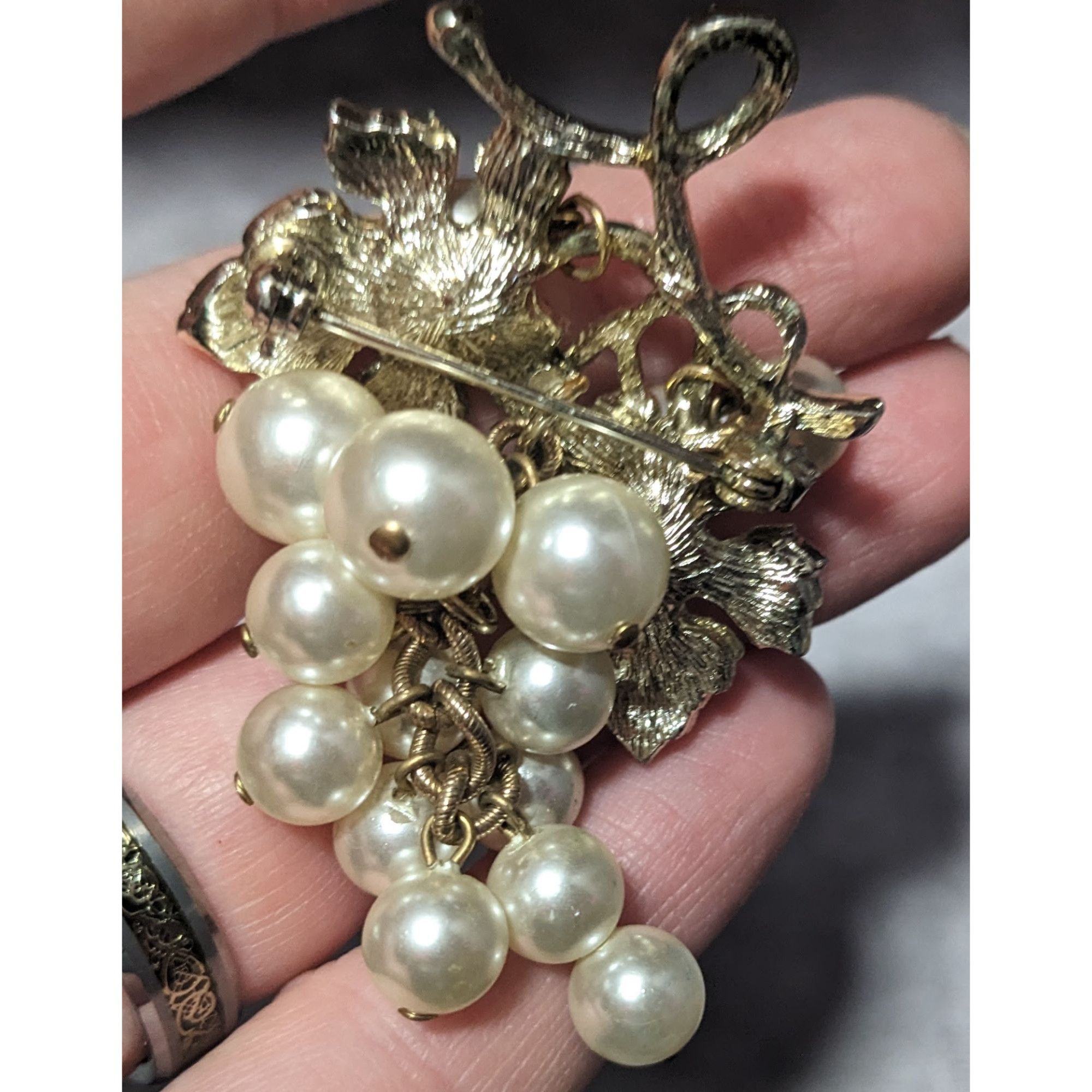 Other Vintage Glam Grape Bunch Faux Pearl Light Gold Tone Brooch Size ONE SIZE - 6 Thumbnail