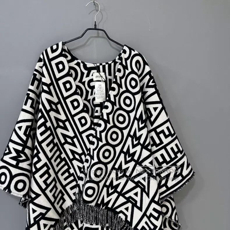 Fendi Fendi size 130*134cm Monogrammed Letter Logo Wool Shawl Size ONE SIZE - 2 Thumbnail