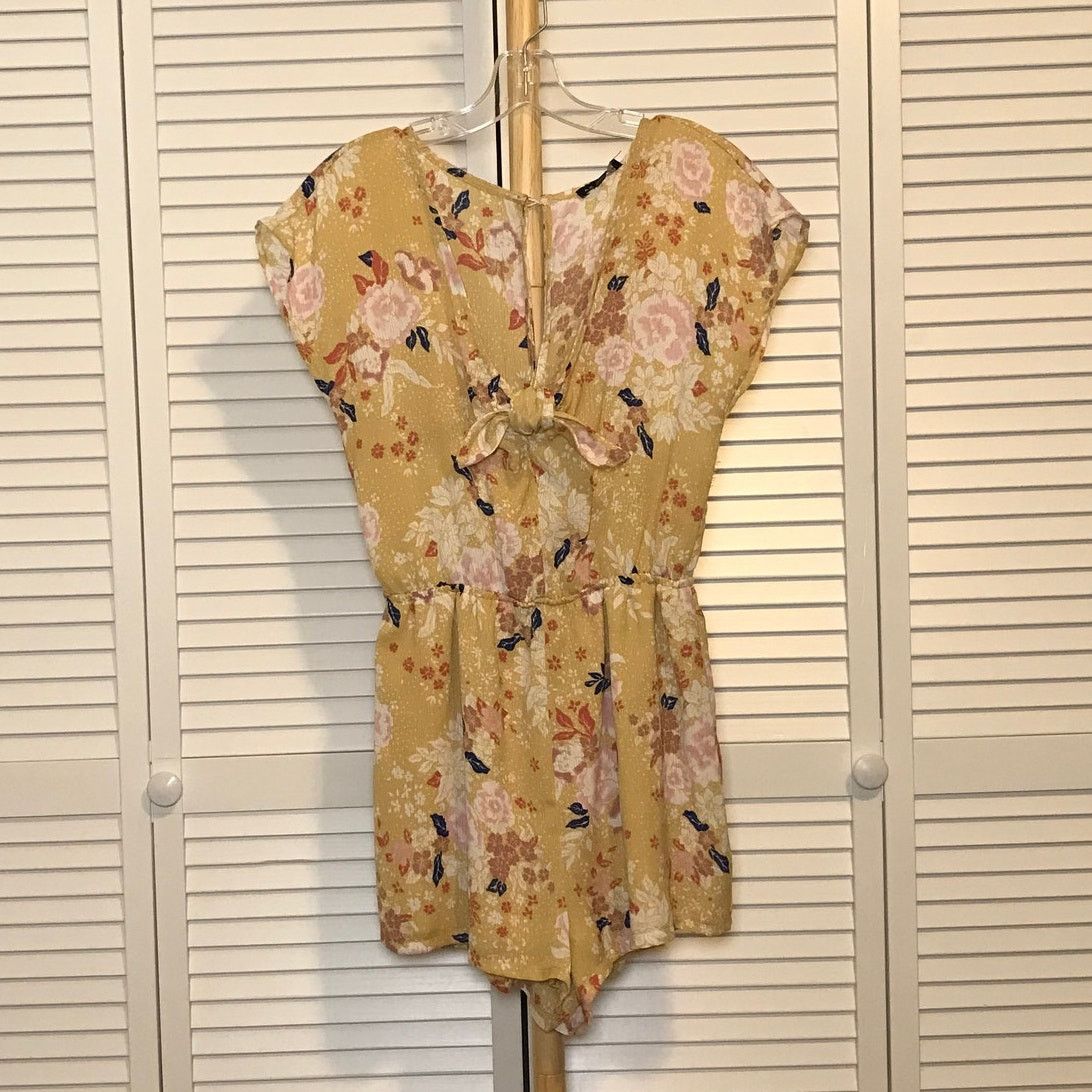 Other NWT As U Wish Yellow Floral V-Neck Short Sleeve Romper M Size 24" / US 00 / IT 34 - 1 Thumbnail