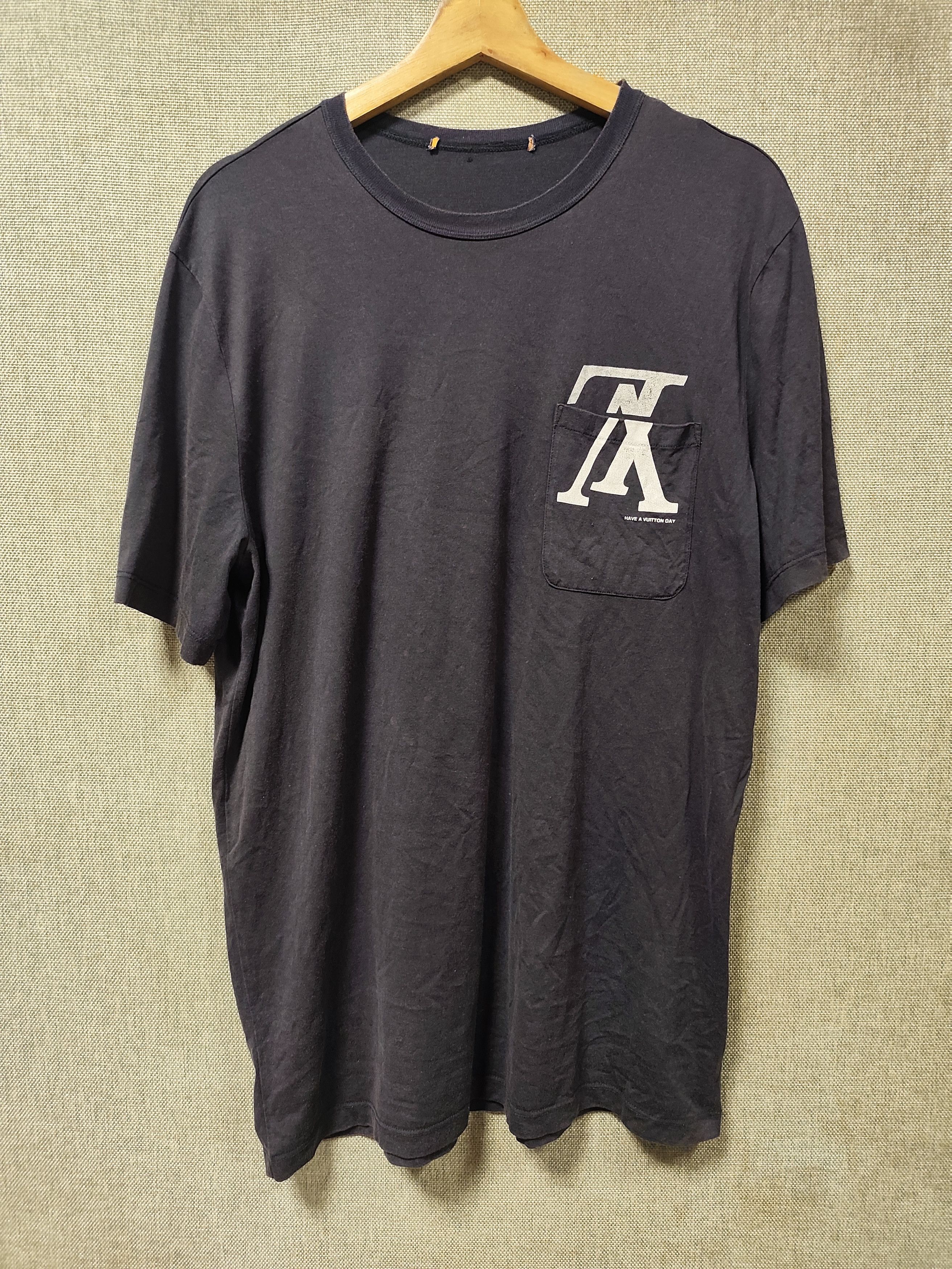 Louis Vuitton Louis Vuitton Upside Down Logo Pocket Tee Size US L / EU 52-54 / 3 - 1 Thumbnail