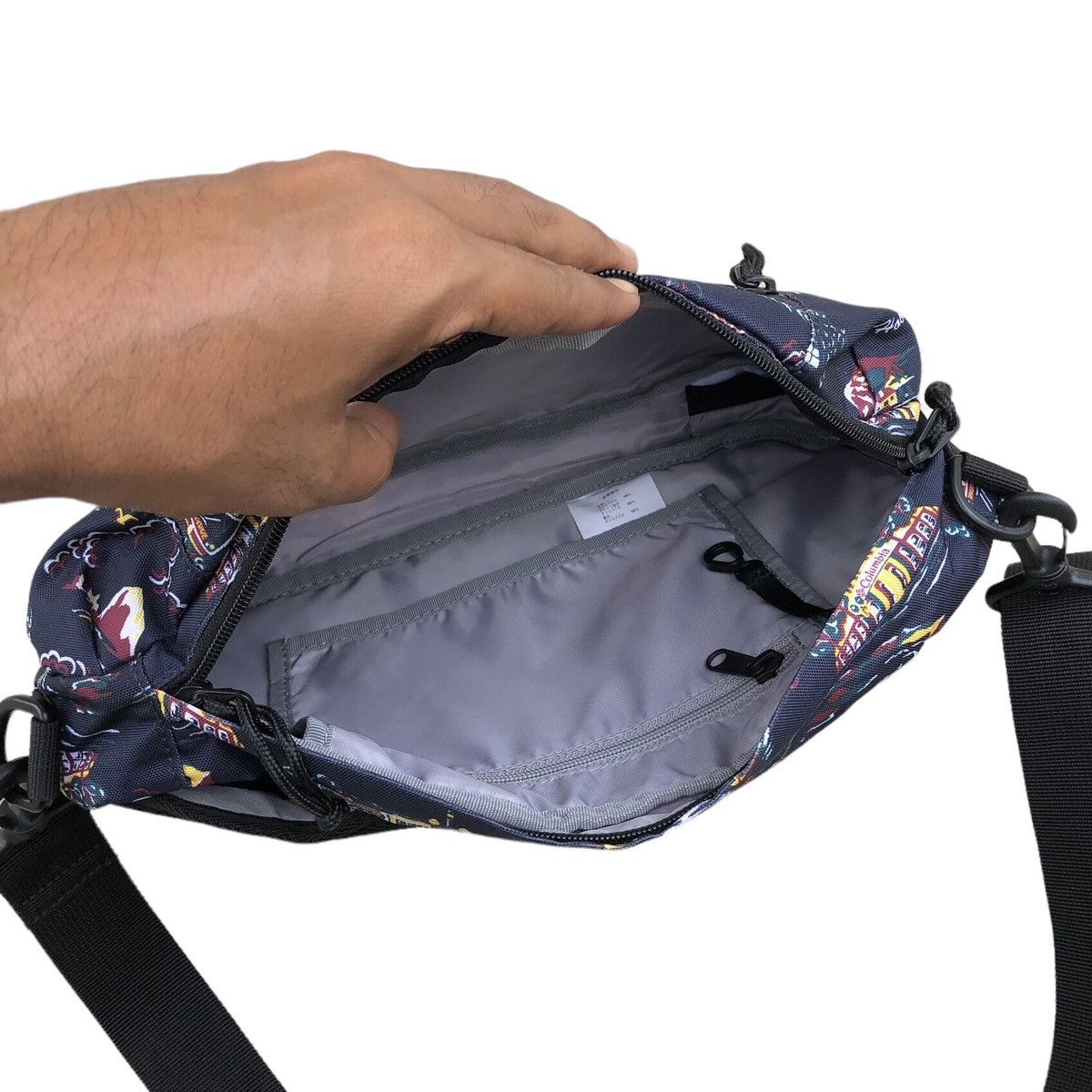 Columbia Columbia Sportwear Japan 2 in 1 Cross Body / Slim Bag Size ONE SIZE - 11 Thumbnail