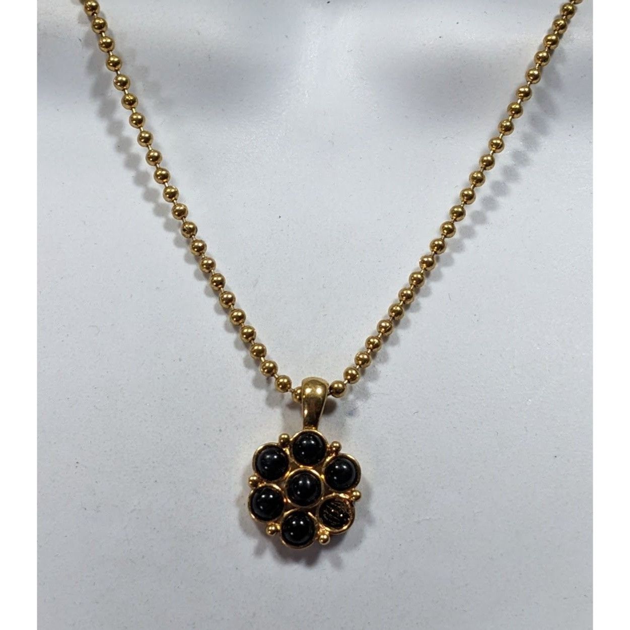 Other Elegant Retro Black And Gold Tone Flower Pendant Necklace Size ONE SIZE - 2 Thumbnail