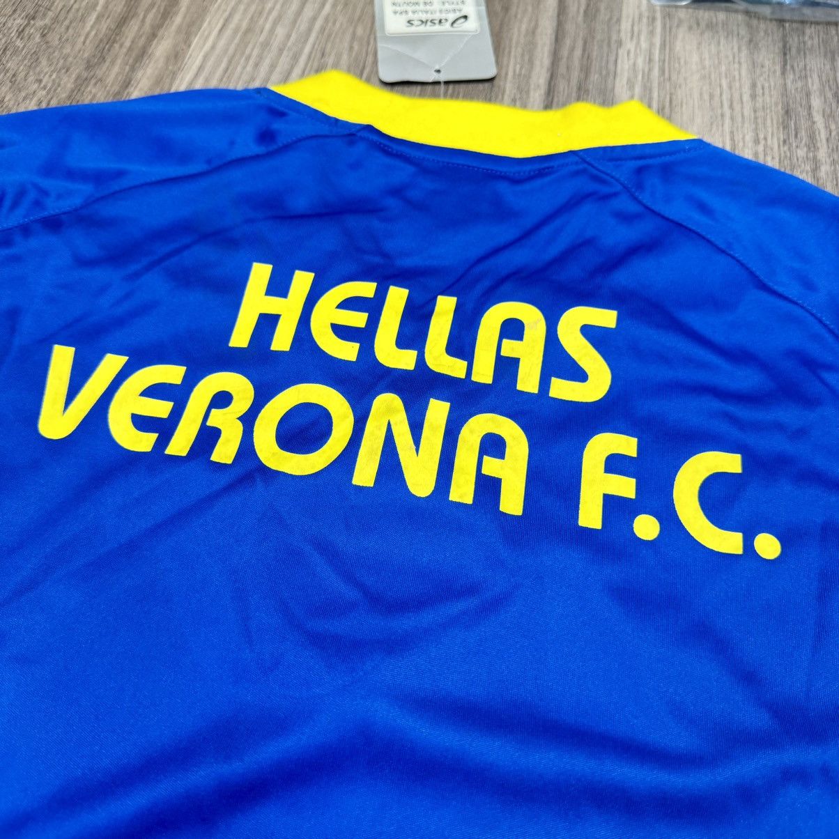 Asics Hellas Verona FC 09/10 home shirt (bnwt) Size US L / EU 52-54 / 3 - 4 Thumbnail