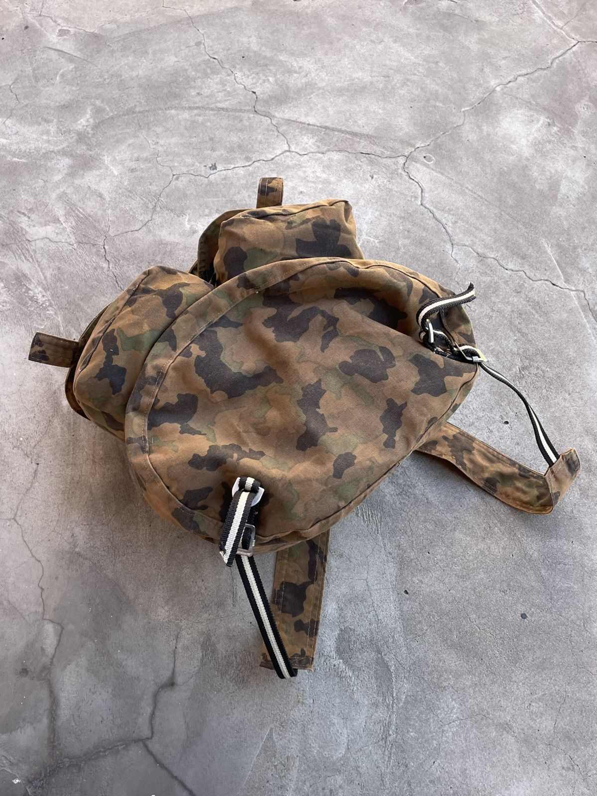 Vintage Camouflage Military Backpack w/ Vintage Zipper Size ONE SIZE - 6 Thumbnail