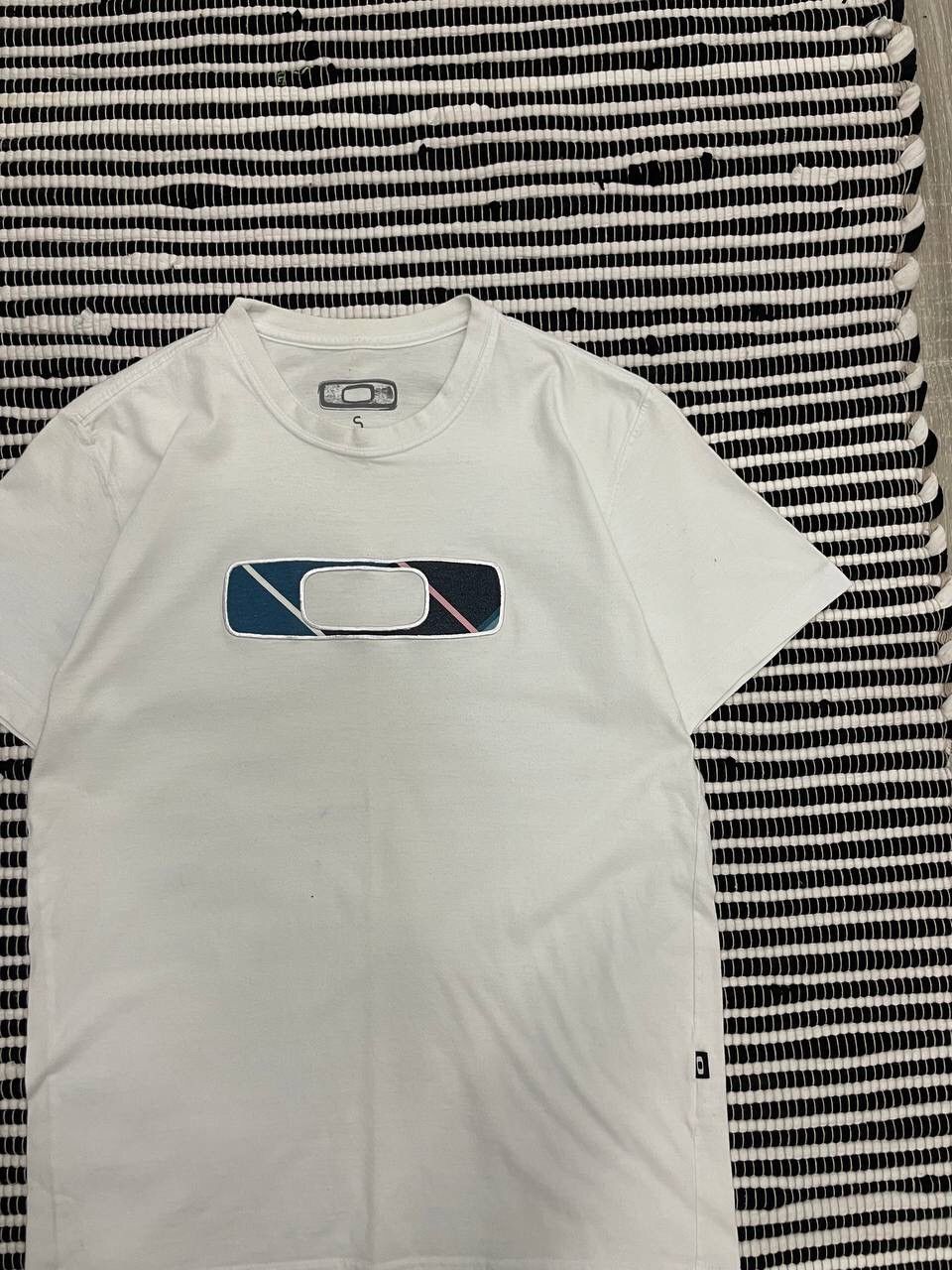 Oakley × Vintage Vintage Oakley Slim Fit Big Logo Tee T-Shirt Y2K Size US S / EU 44-46 / 1 - 3 Thumbnail