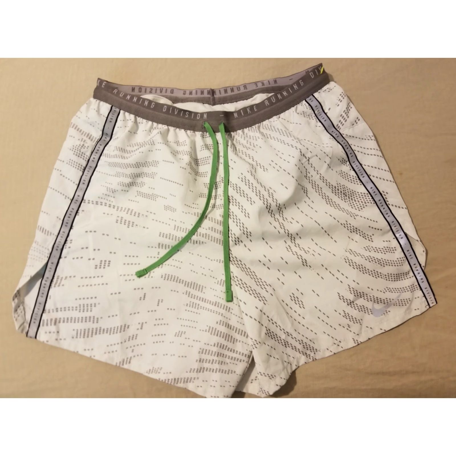 Nike Womens Nike Shorts S Small White Black Athletic Gym Workout Size 28" / US 6 / IT 42 - 2 Thumbnail