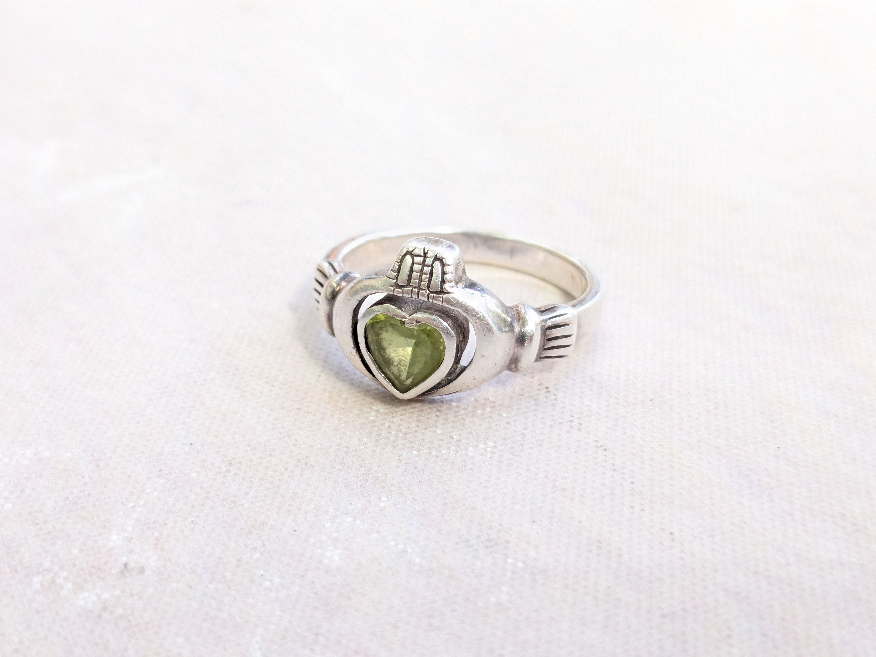 Jewelry Vintage Sterling Silver Ring Hearts Green Peridot 9 Band Size ONE SIZE - 1 Thumbnail