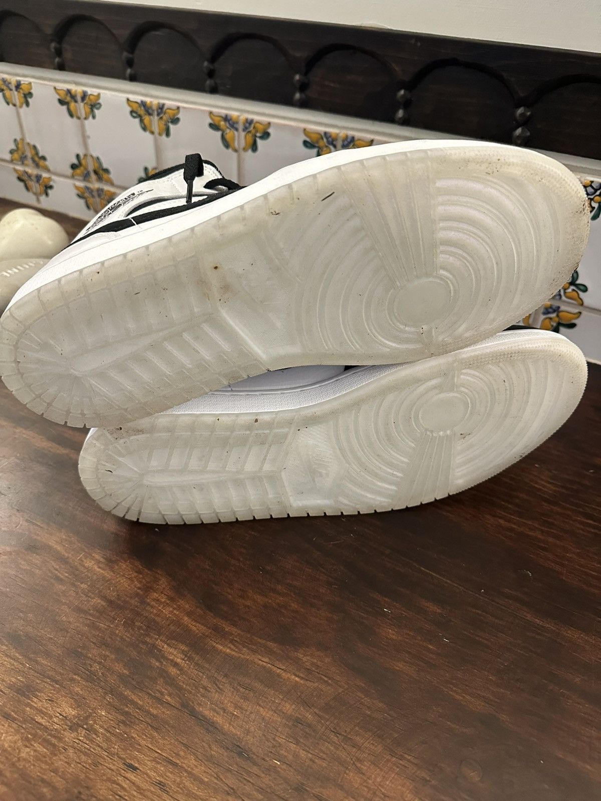 Nike Jordan 1 mid Size US 10.5 / EU 43-44 - 4 Thumbnail
