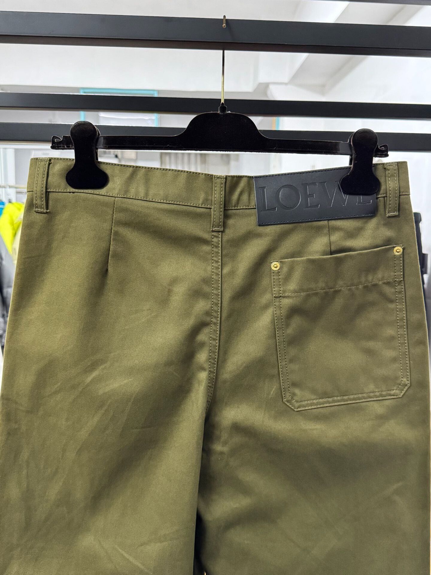 Loewe loewe men's relaxed casual trousers in khaki Size US 32 / EU 48 - 6 Thumbnail
