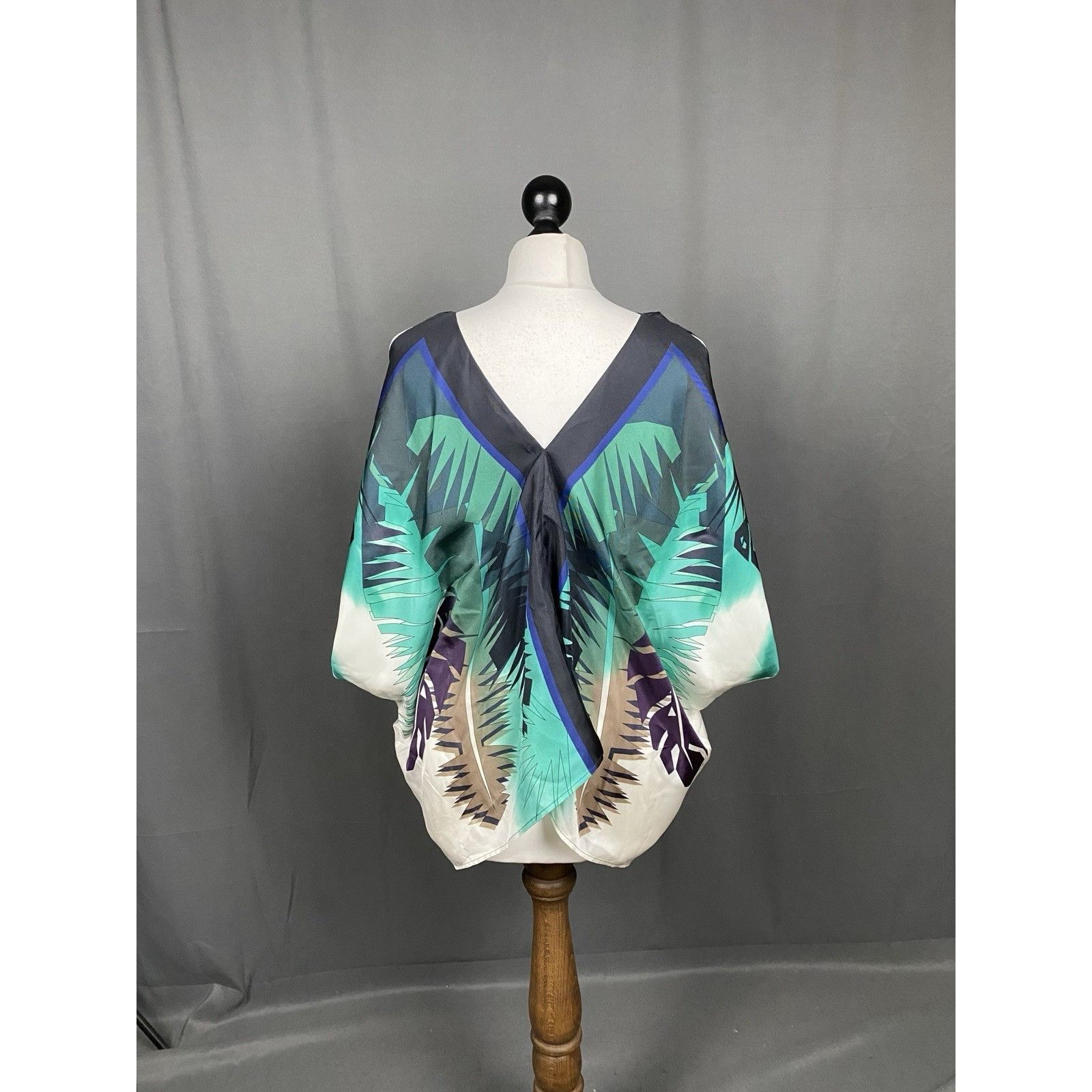 Gucci Gucci Women's V-Neck Multicolored Silk Poncho Top Tunic Cape Size S / US 4 / IT 40 - 6 Thumbnail