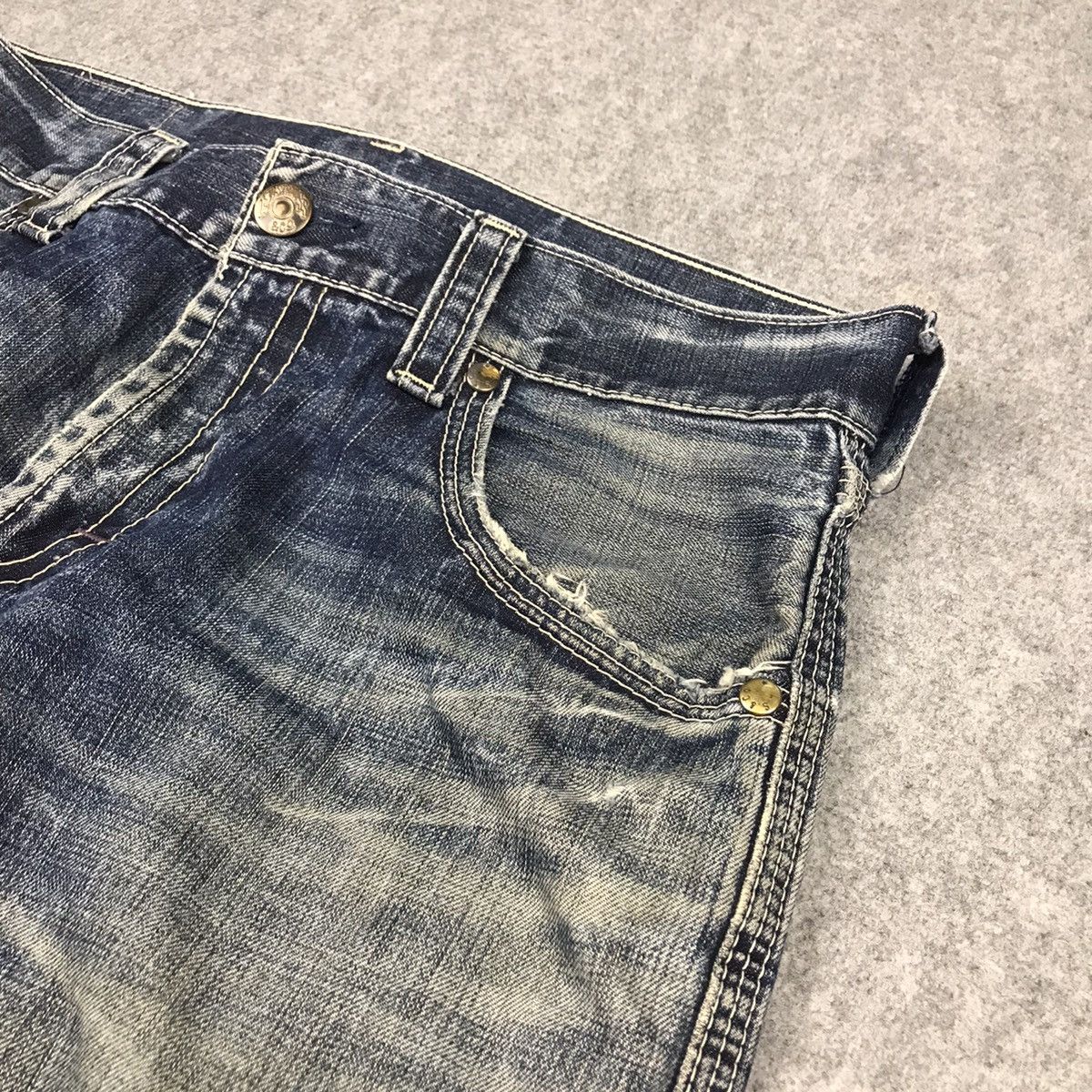 Levi's Vintage Clothing RIPPED DISTRESSED LEVIS BLUE DENIM BAGGY PANTS 142 Size US 34 / EU 50 - 8 Thumbnail