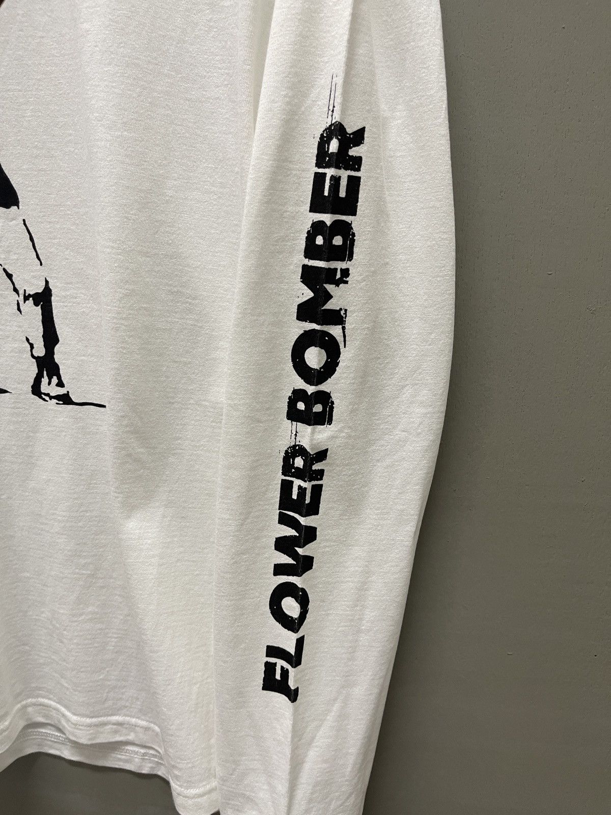 Vintage Banksy Rage Flower Bomber Art Ls Tshirt Size US L / EU 52-54 / 3 - 5 Thumbnail