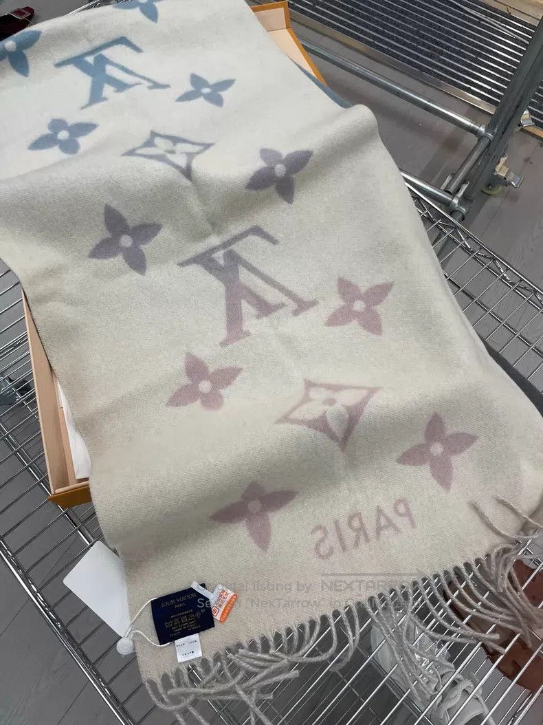 Louis Vuitton Louis Vuitton Pink and blue ombre presbyopic printed cashm Size ONE SIZE - 4 Thumbnail
