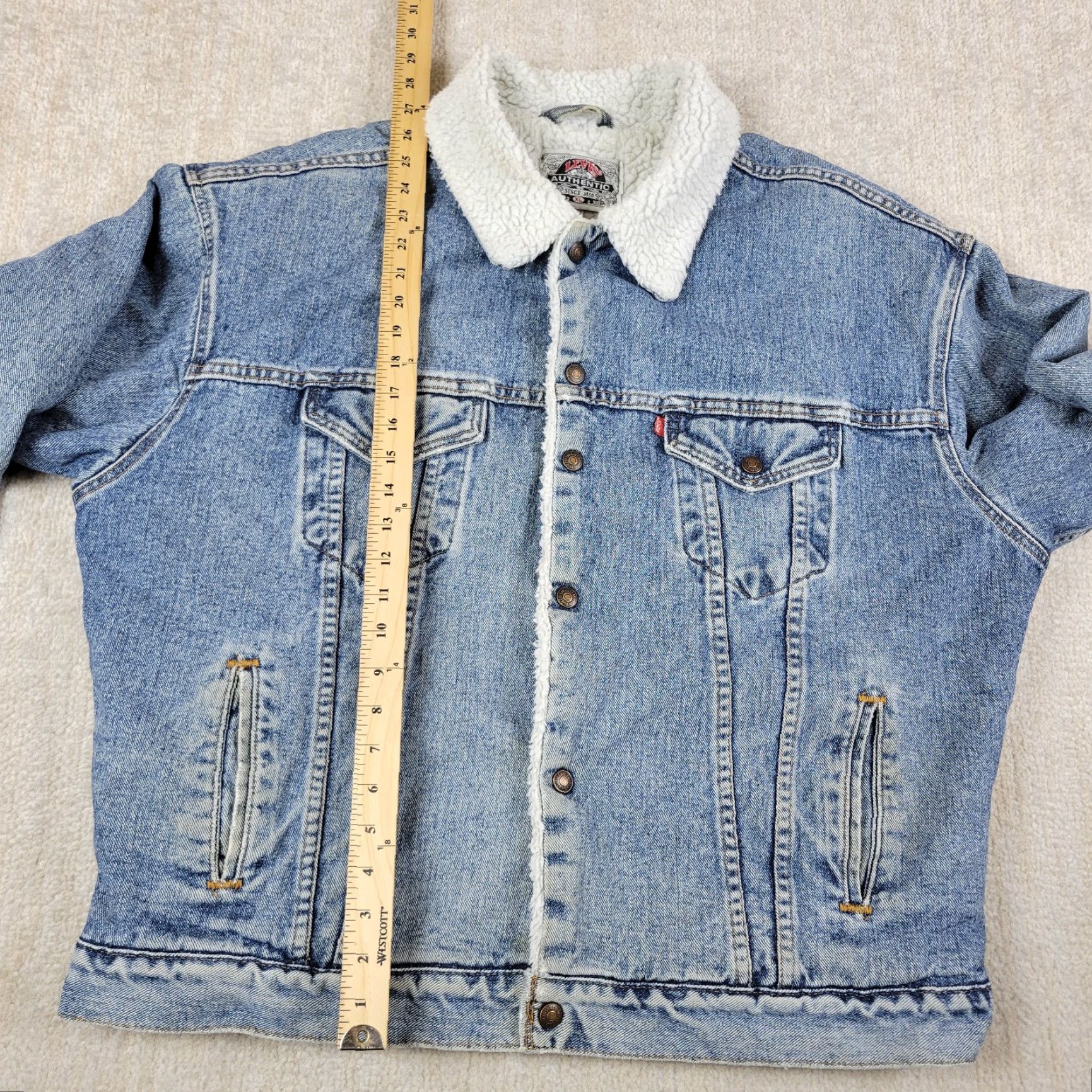 Levi's VINTAGE Levi's Trucker Jacket Mens XL Blue Denim Jacket Short 52 in Chest Distressed Lined Polyester Warmth 400 80s 90s Mens Size US XL / EU 56 / 4 - 5 Thumbnail