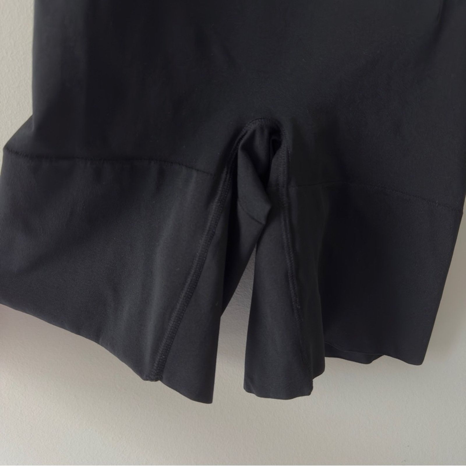 Spanx SPANX OnCore High-Waisted Mid-Thigh Short in very black EUC Size 29" - 9 Thumbnail