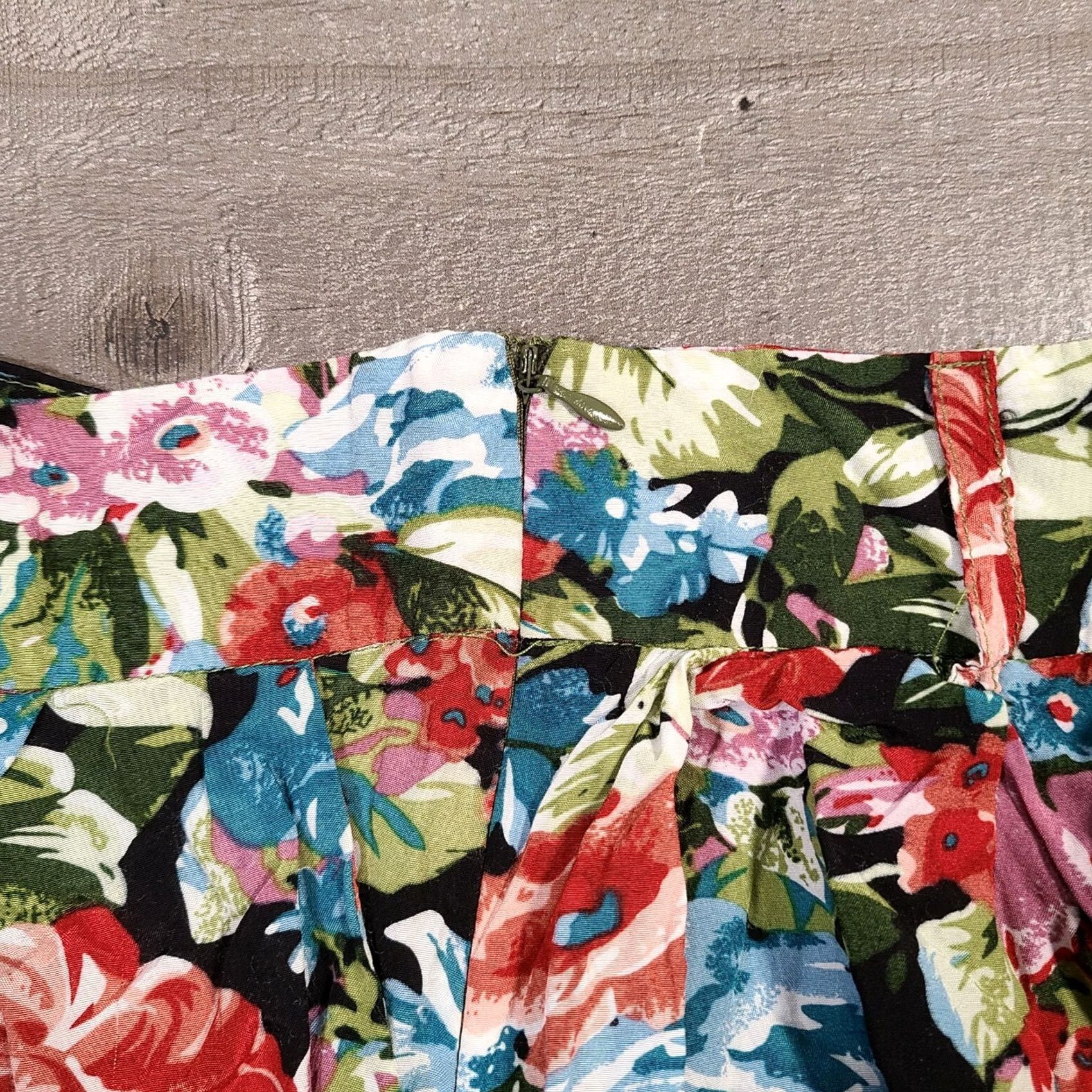 Forever 21 FOREVER 21 Shorts Womens S Green Floral Pleated Front Zip Culotte Casual Summer Spring Size 26" / US 2 / IT 38 - 5 Thumbnail