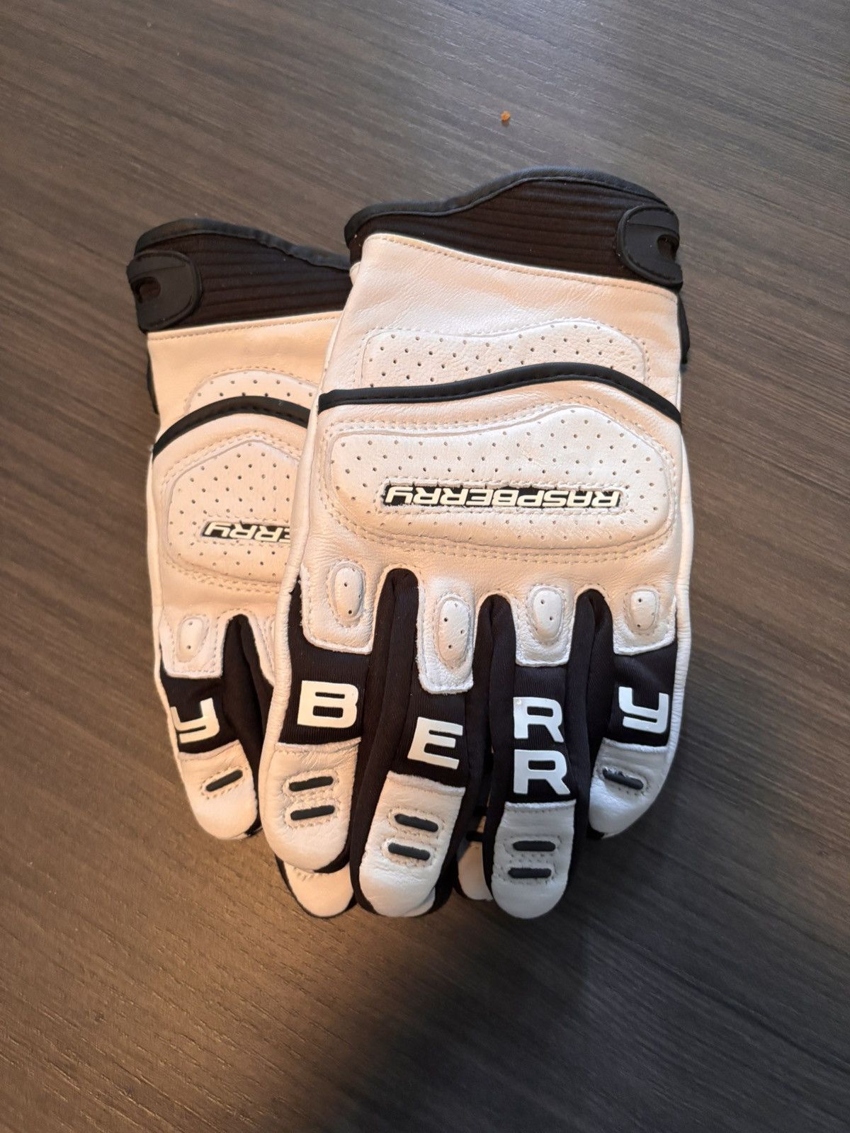 The GV Gallery Gv Gallery Raspberry Moto Gloves Size ONE SIZE - 1 Thumbnail