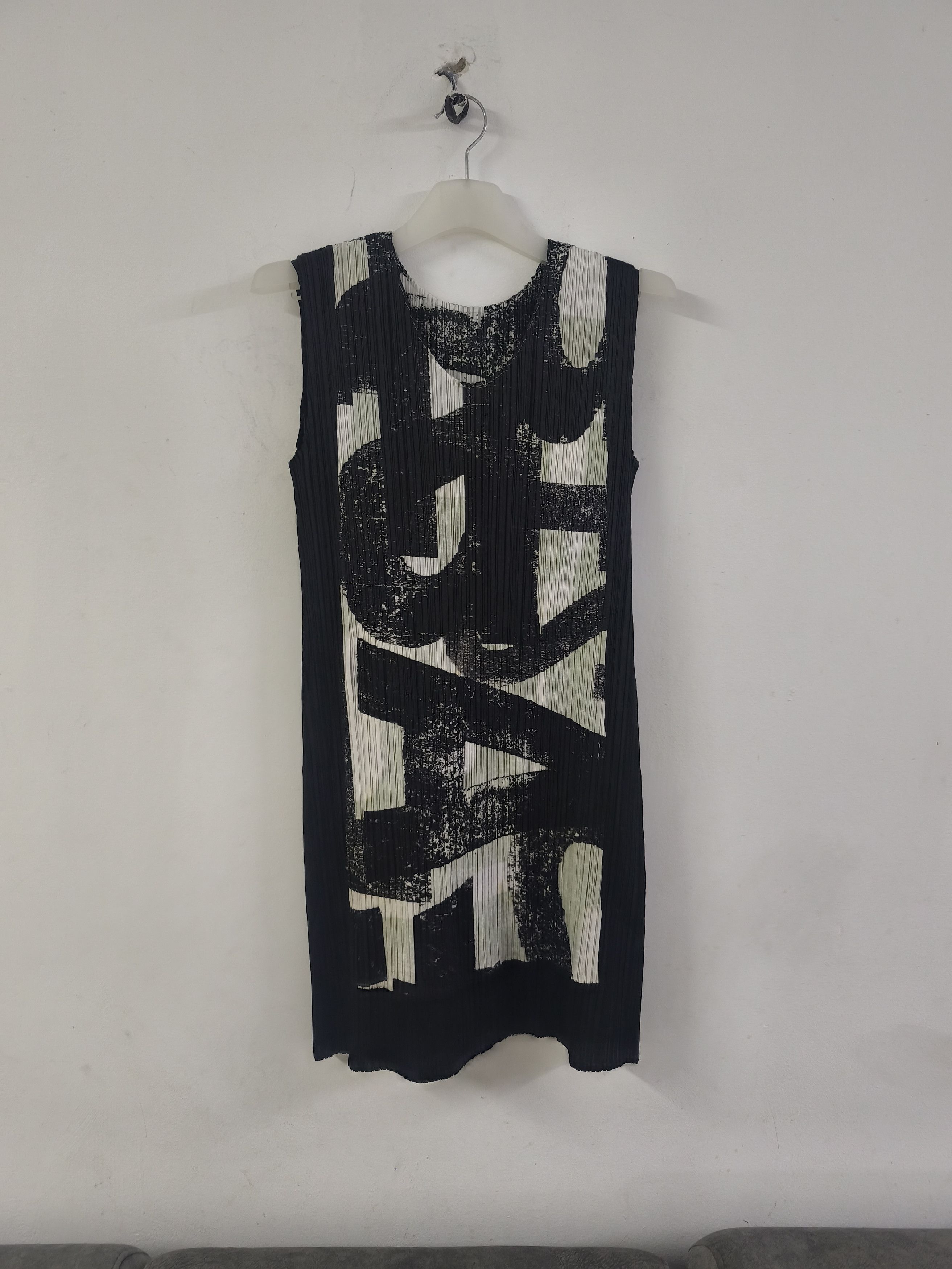 Pleats Please Issey Miyake "RARE" Pleats Please Issey Miyake Graphic Art-Print Dress Size M / US 6-8 / IT 42-44 - 1 Thumbnail