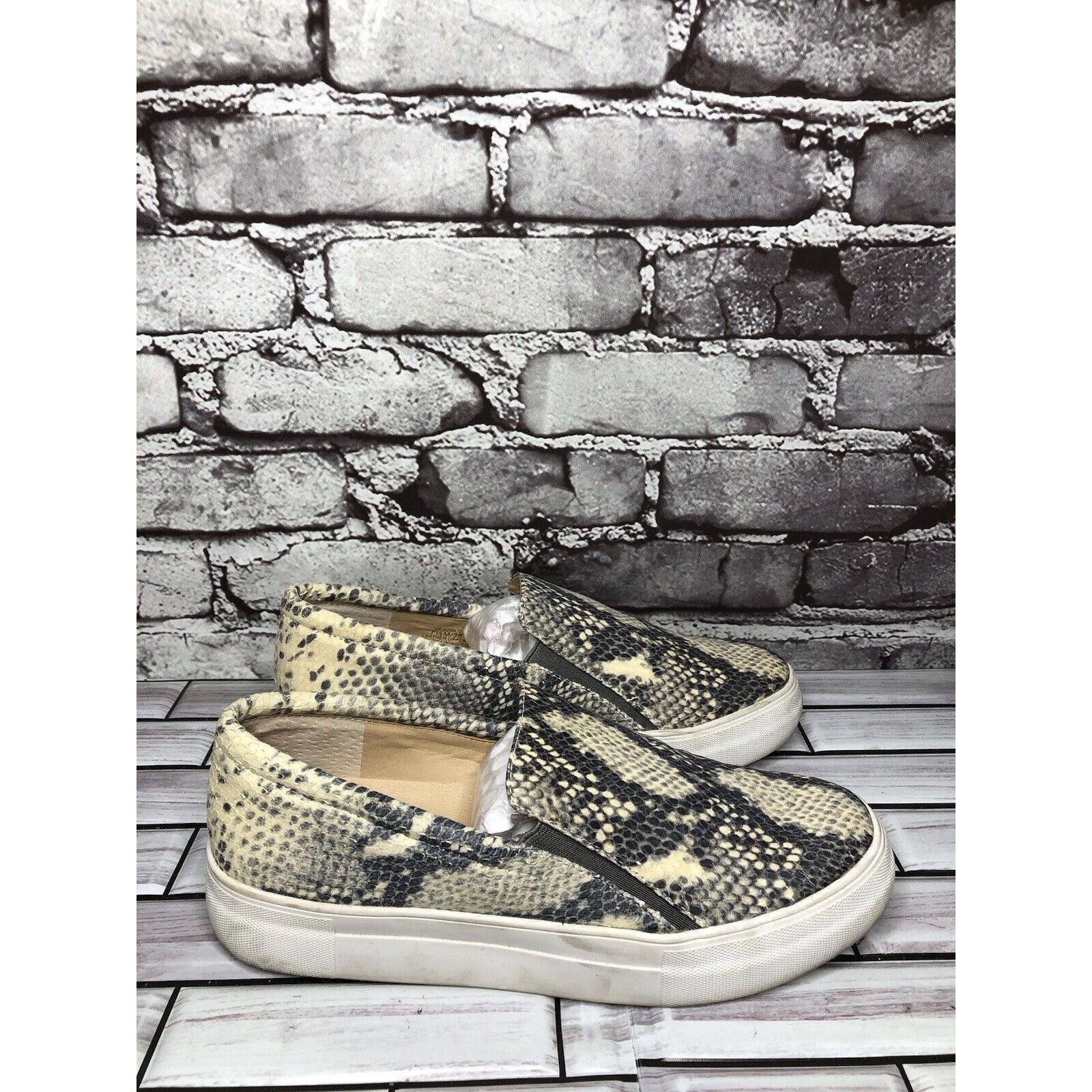 Vince Camuto Vince Camuto Korli 2 Ivory Leather SnakeSkin Slip On Sneaker Size US 7.5 / IT 37.5 - 21 Thumbnail