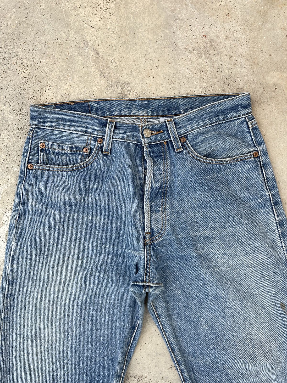 Levi's × Levi's Vintage Clothing × Vintage Levi’s 501 Vintage Y2K Faded Blue Denim Jeans Size US 32 / EU 48 - 2 Thumbnail