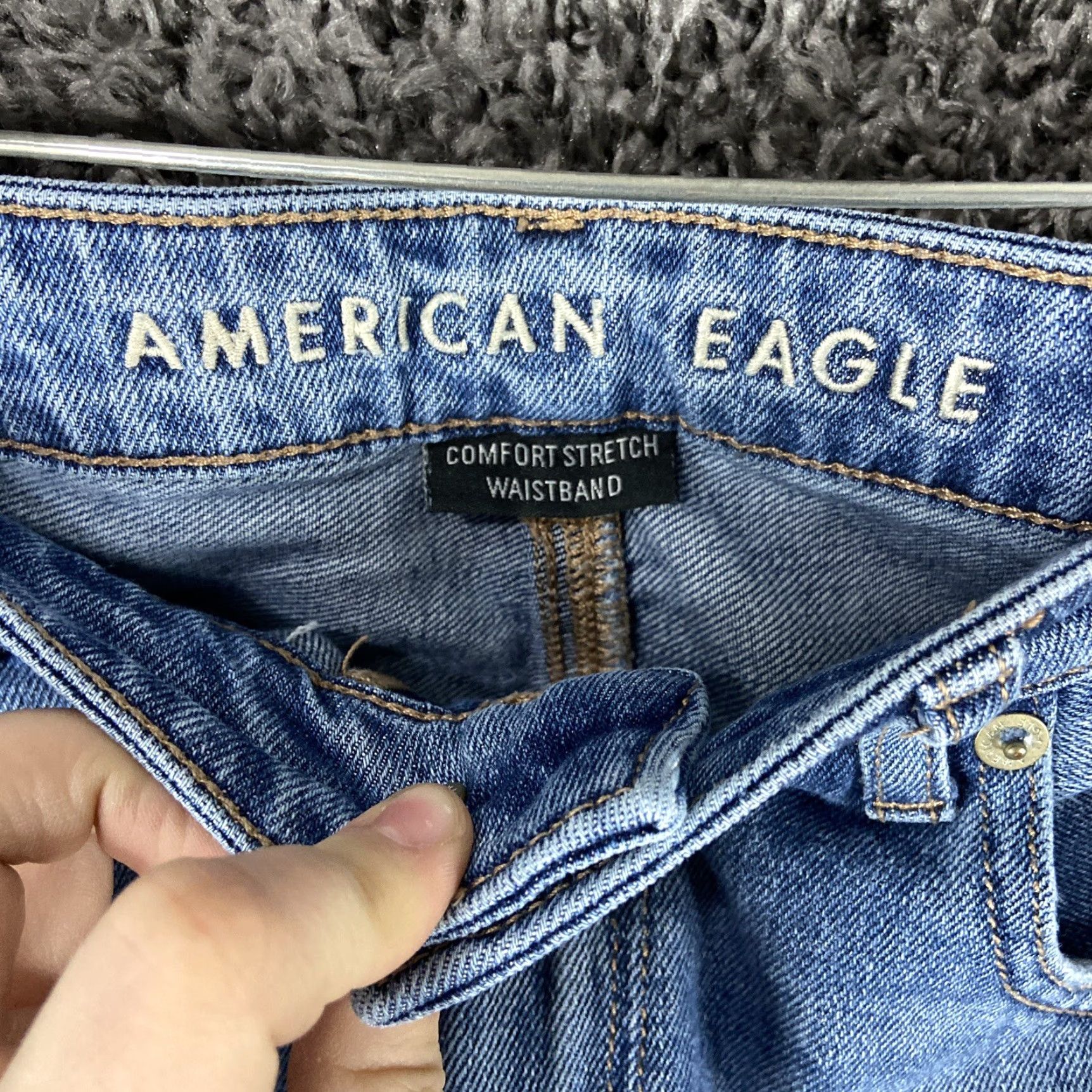 American Eagle Outfitters American Eagle Jeans Women 6 Blue Distressed Comfort Stretch Mom Size 28" / US 6 / IT 42 - 6 Thumbnail