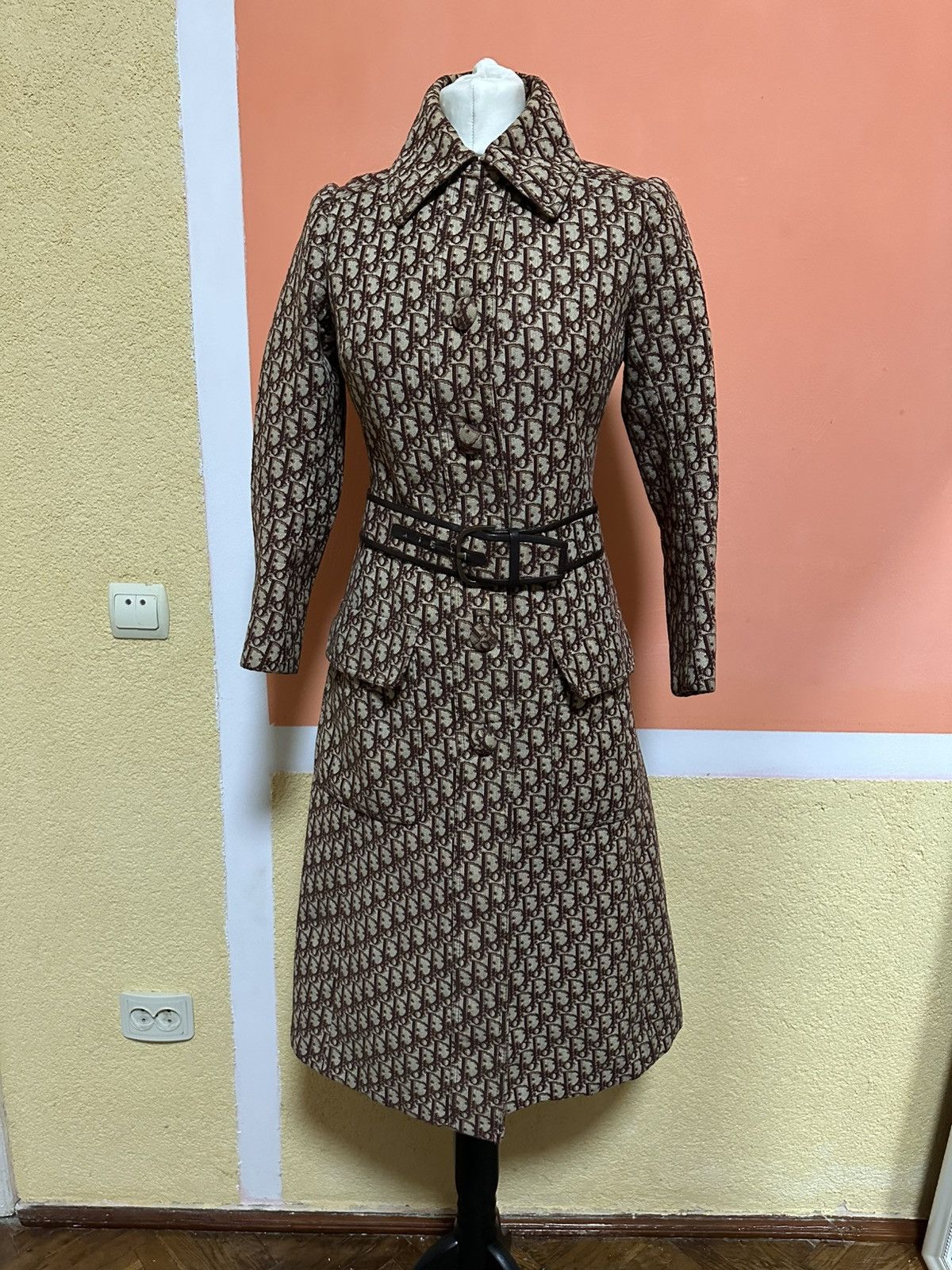 Christian Dior Monsieur Christian Dior by Marc Bohan 1970's Trotter Logo Print trenc Size XL / US 12-14 / IT 48-50 - 1 Thumbnail
