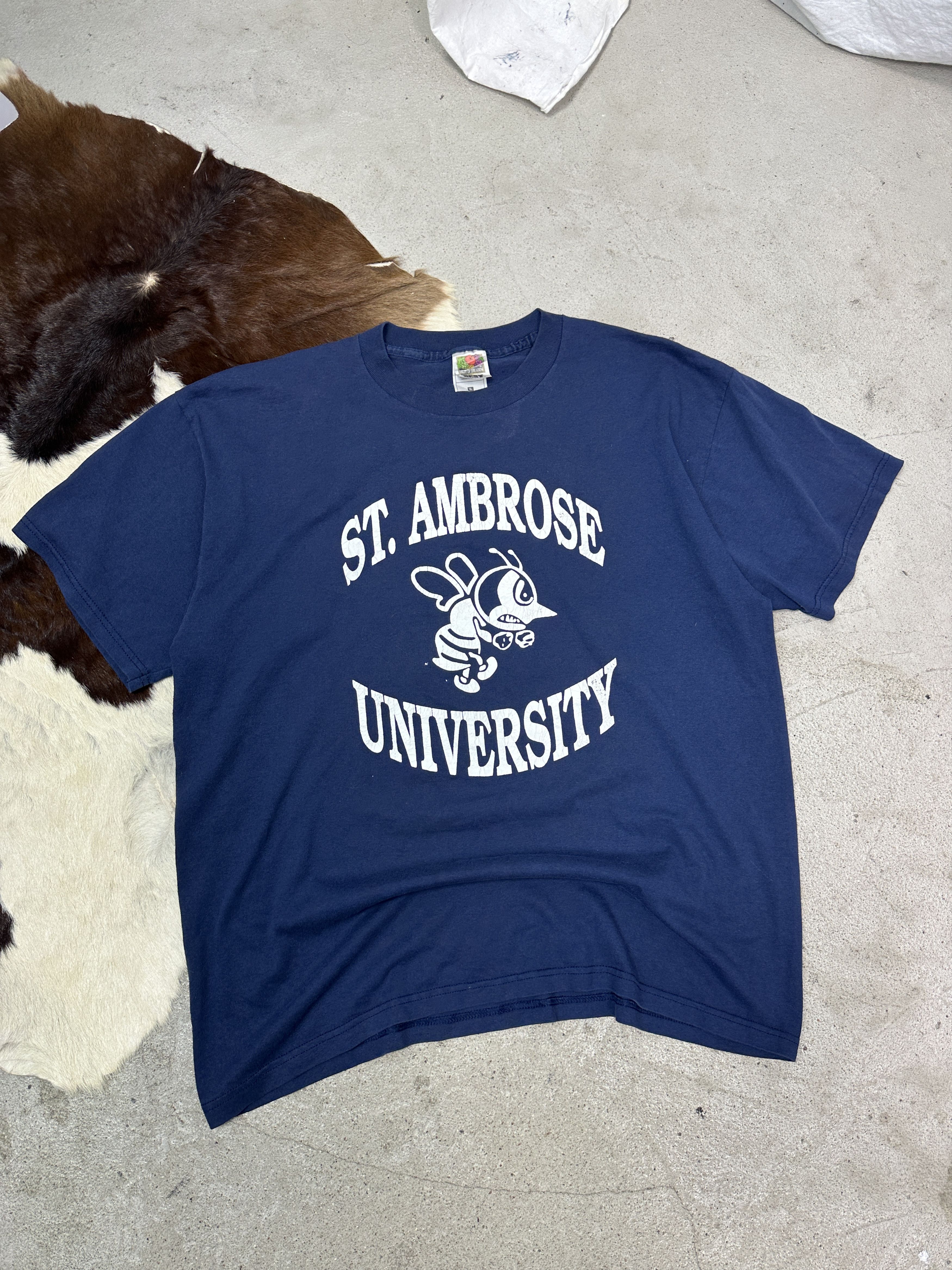Vintage Vintage St Ambrose University Oversize T-shirt 90s Size US XL / EU 56 / 4 - 2 Thumbnail