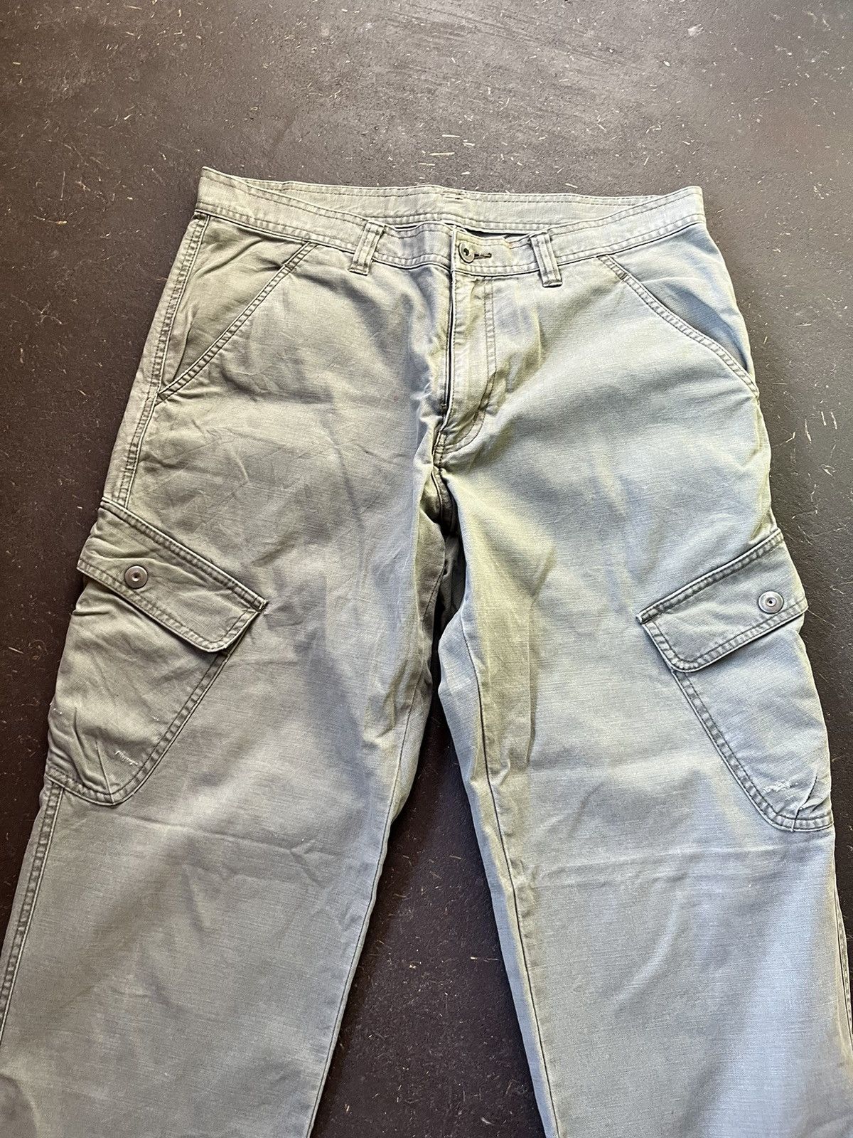Uniqlo Uniqlo olive/green cargo pants Size US 35 - 3 Thumbnail