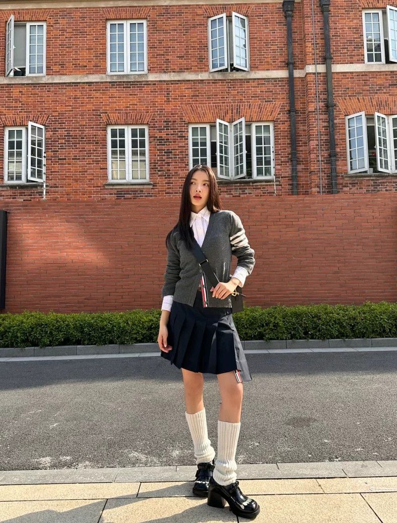 Thom Browne Thom Browne Classic pleated skirt 2503-Nextarrow Size 27" / US 4 / IT 40 - 9 Thumbnail