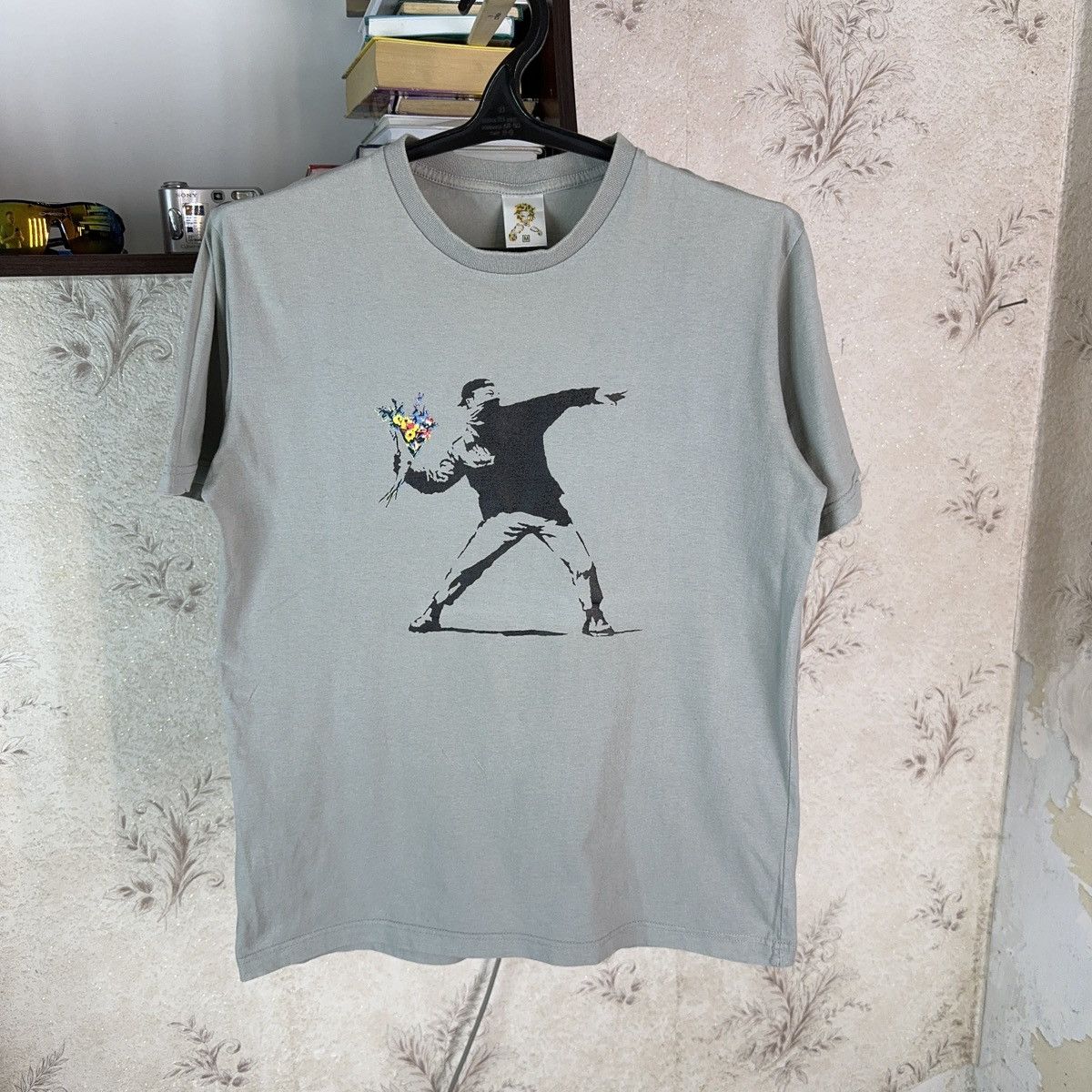 Other Banksy T shirt Art Flower bouquet Thrower molotov Rioter M Size US M / EU 48-50 / 2 - 1 Thumbnail