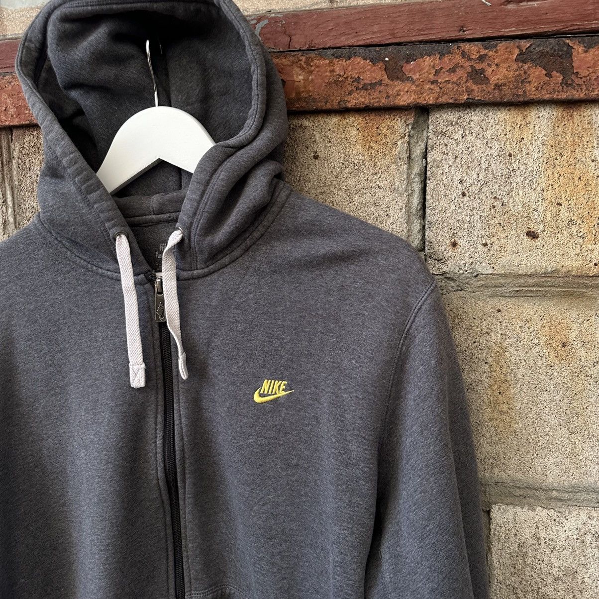 Nike Vintage Nike Zip Hoodie Small Logo Size XL Y2K 00s UsA Hype Size US XL / EU 56 / 4 - 5 Thumbnail