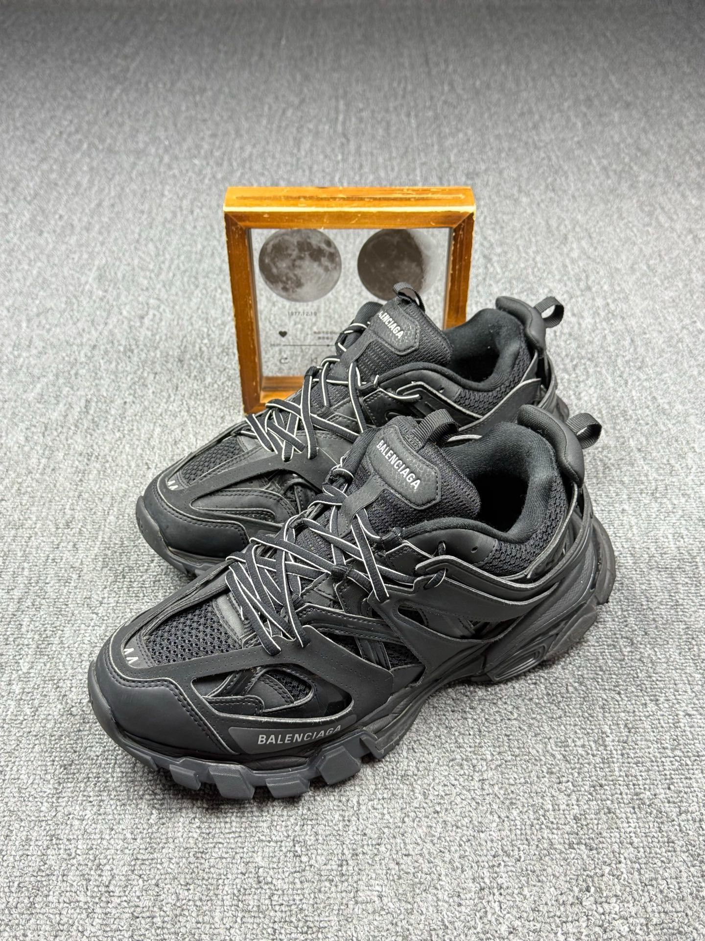Balenciaga Balenciaga Black Lowtop Sneakers 11 Men Size US 11 / EU 44 - 1 Thumbnail