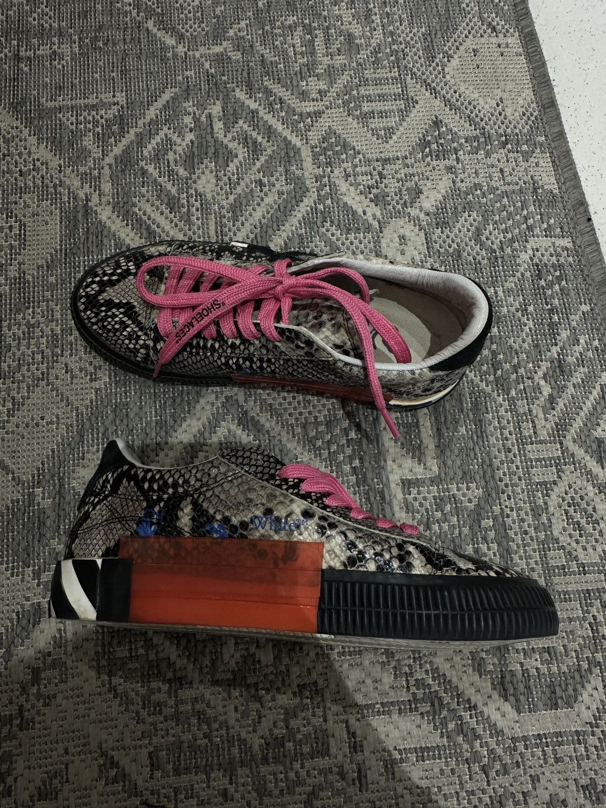 Off-White Off-White c/o Virgil Abloh New Arrow Vulcanized Low Sneakers Size US 7 / IT 37 - 1 Thumbnail