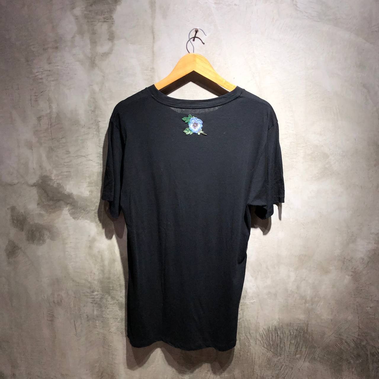 Gucci Gucci Logo Flower Embroidered distressed tee Size US S / EU 44-46 / 1 - 2 Thumbnail