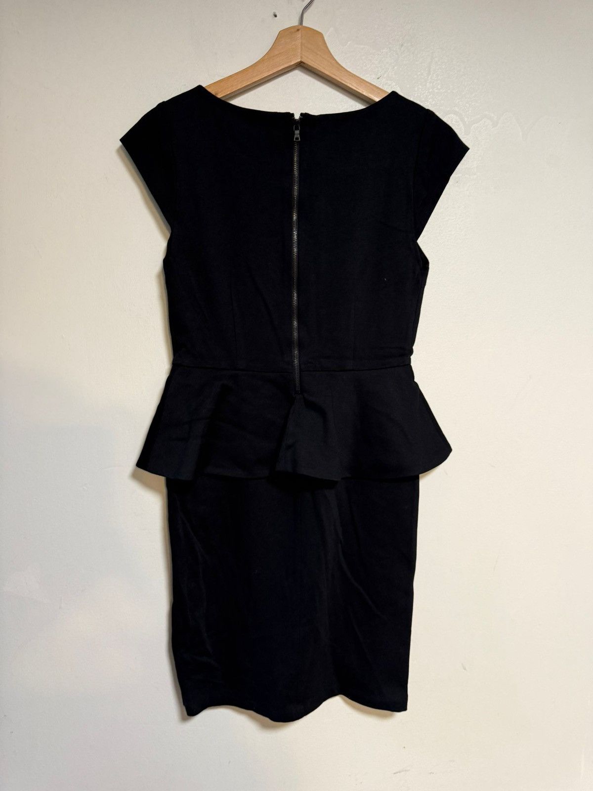 Alice + Olivia Alice + Olivia Black Peplum Sheath Dress Women’s (Approx. Size S) Size S / US 4 / IT 40 - 3 Thumbnail