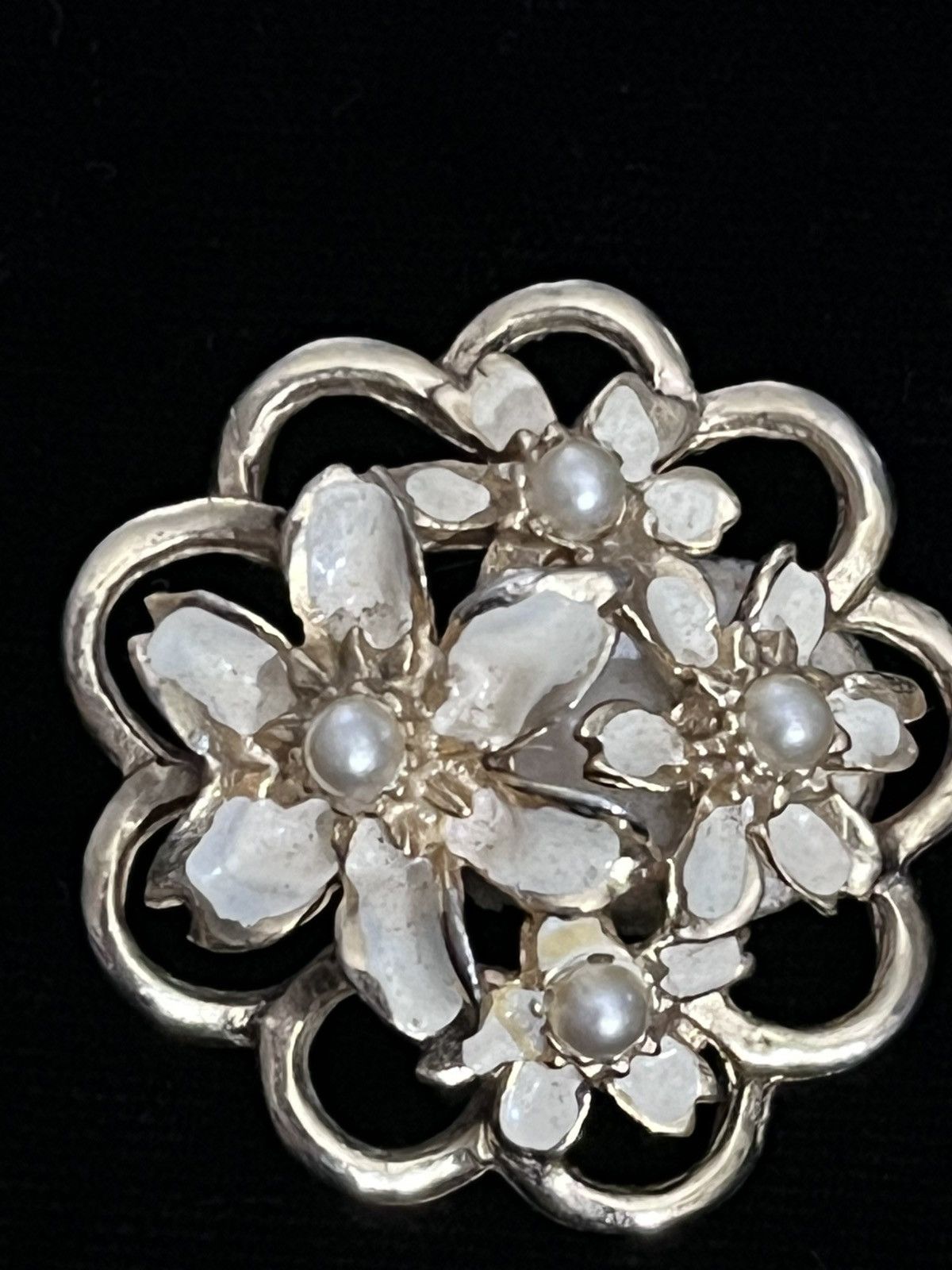 Other Vintage 60s Gold Tone Enamel Pearl Flower Clip On Earrings Size ONE SIZE - 3 Thumbnail