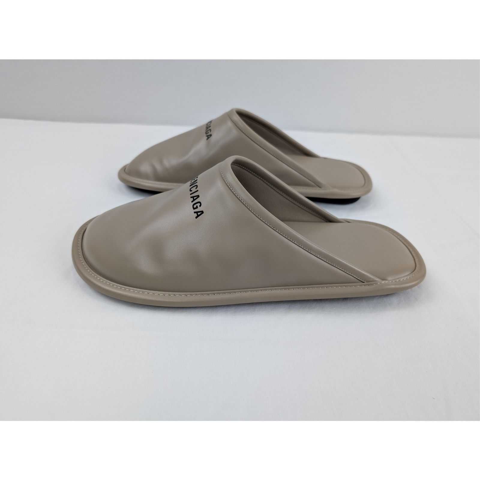 Balenciaga o1rshd1 Carrera Lux Calfskin Home Flat Slipper Taupe/Black Size US 10 / EU 43 - 10 Thumbnail